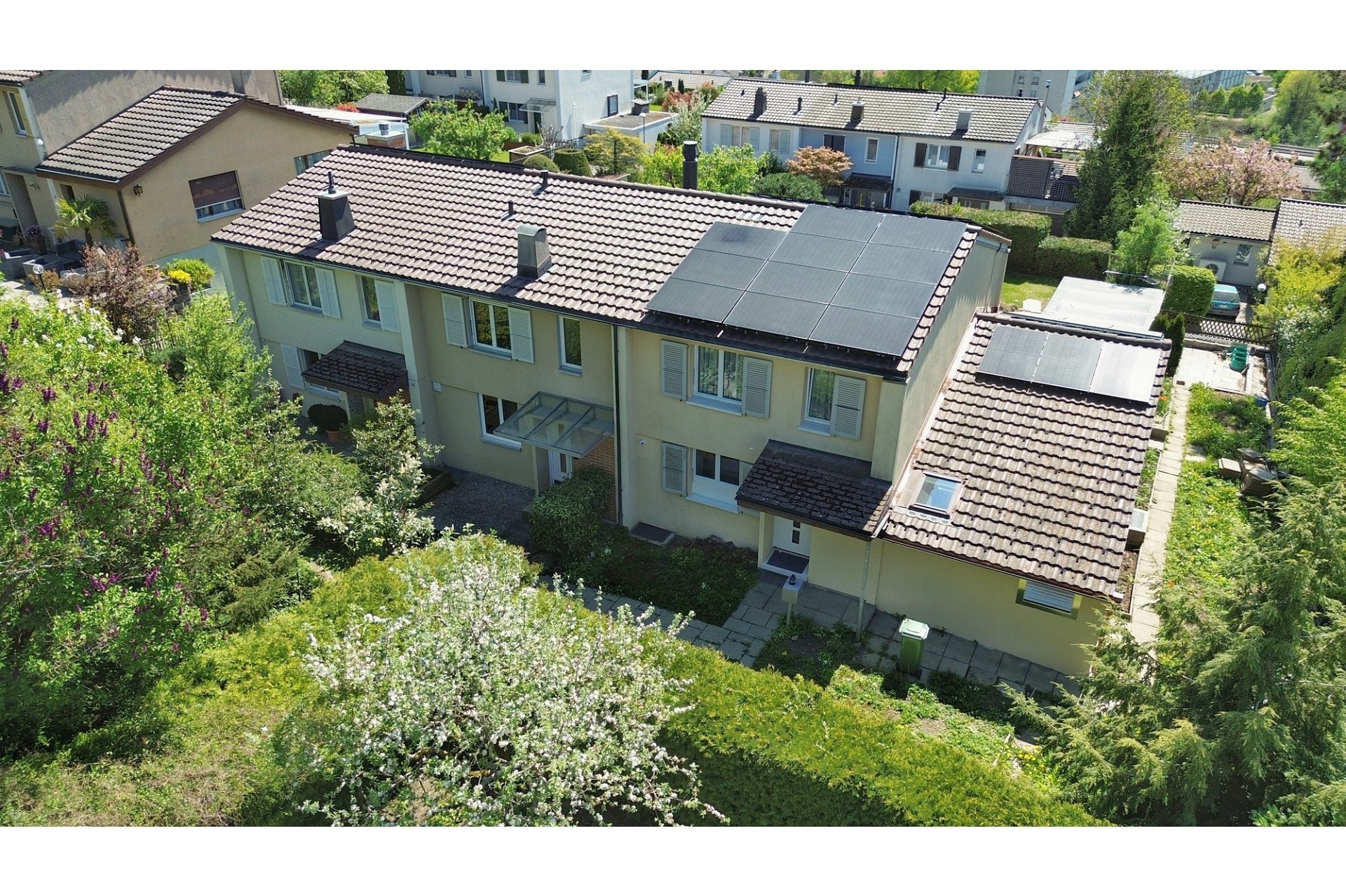 Luftaufnahme eines Wohnhauses mit Garten