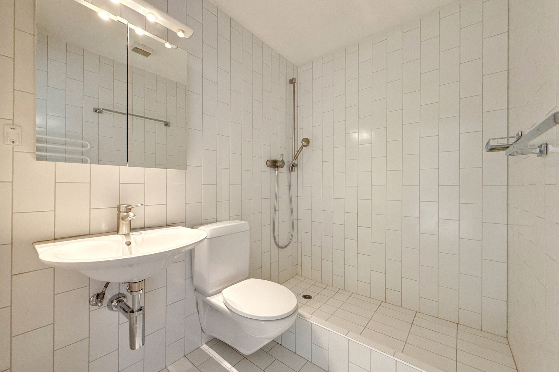 Modernes Badezimmer mit Dusche und Wand-WC