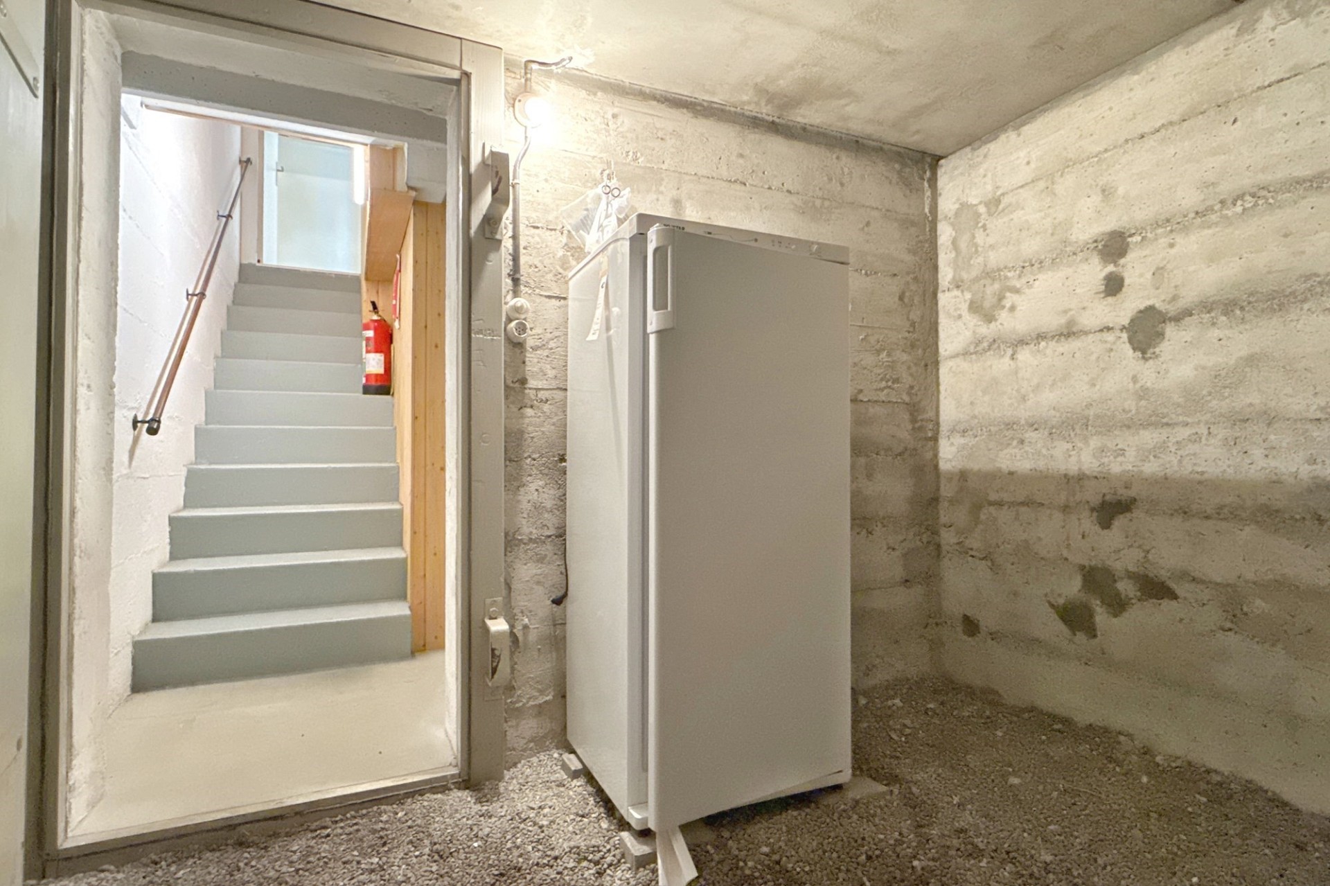 Kellerraum mit Treppe und Kühlschrank