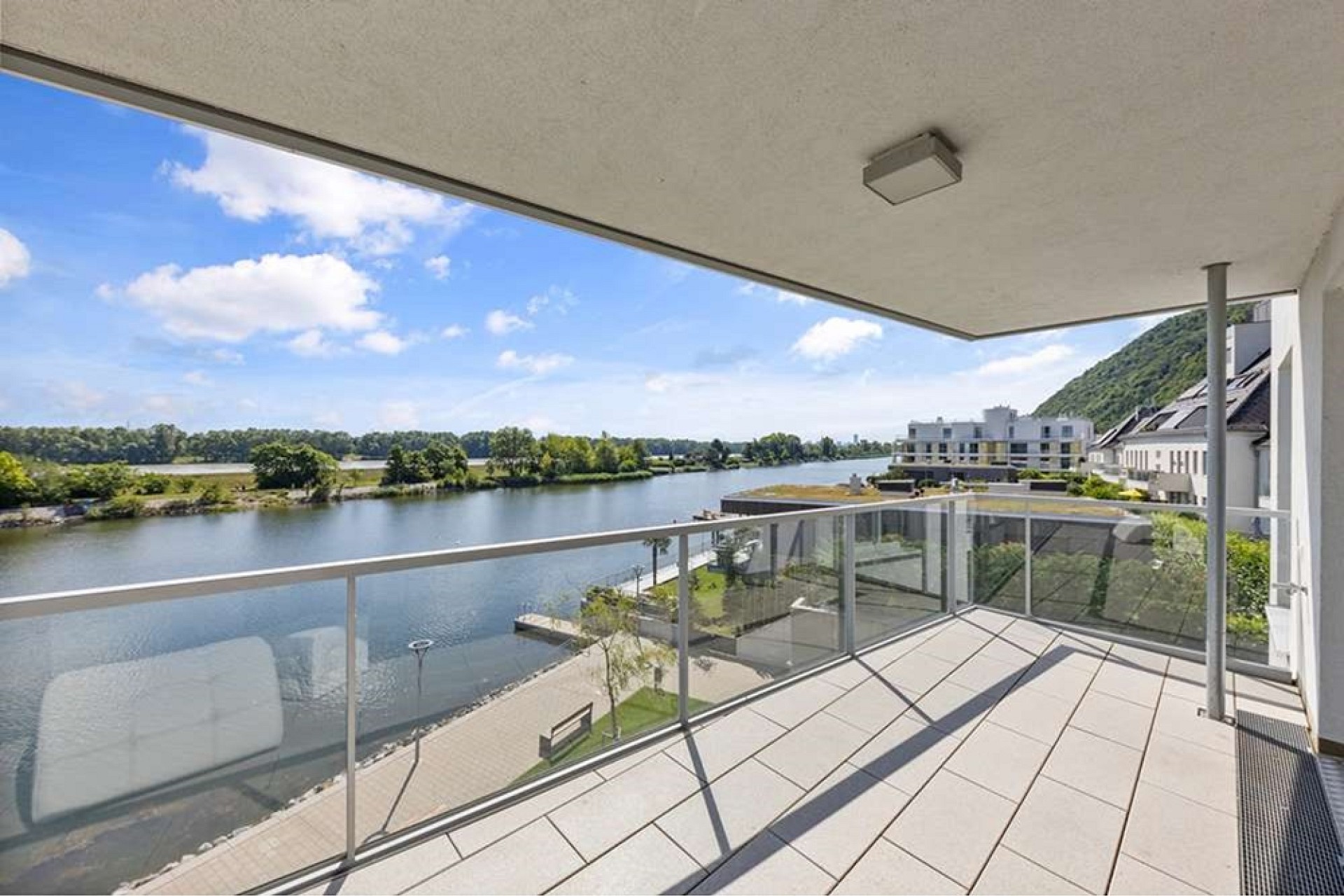 Balkon mit Flussblick