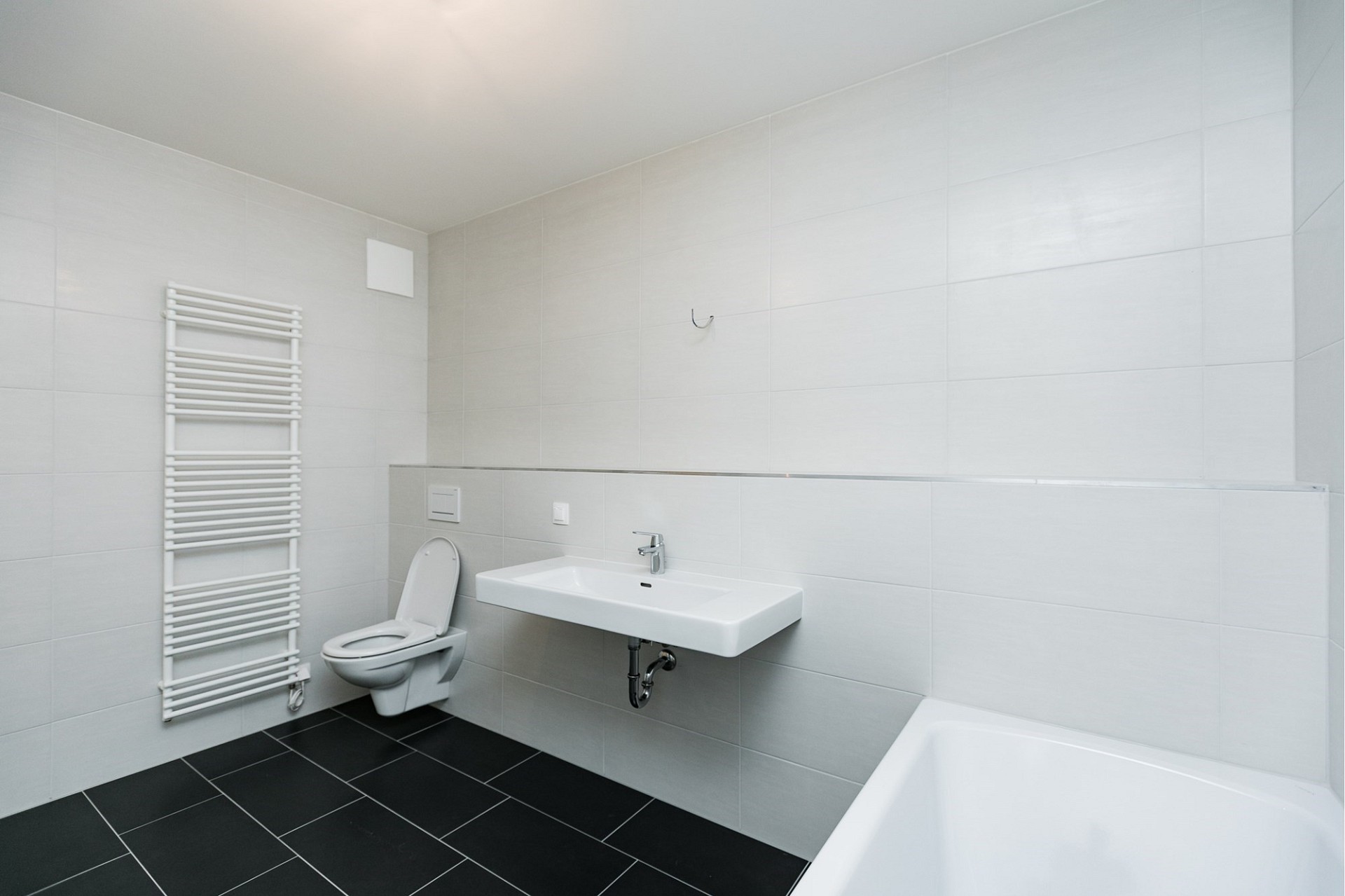 Modernes Badezimmer mit WC, Waschtisch und Badewanne