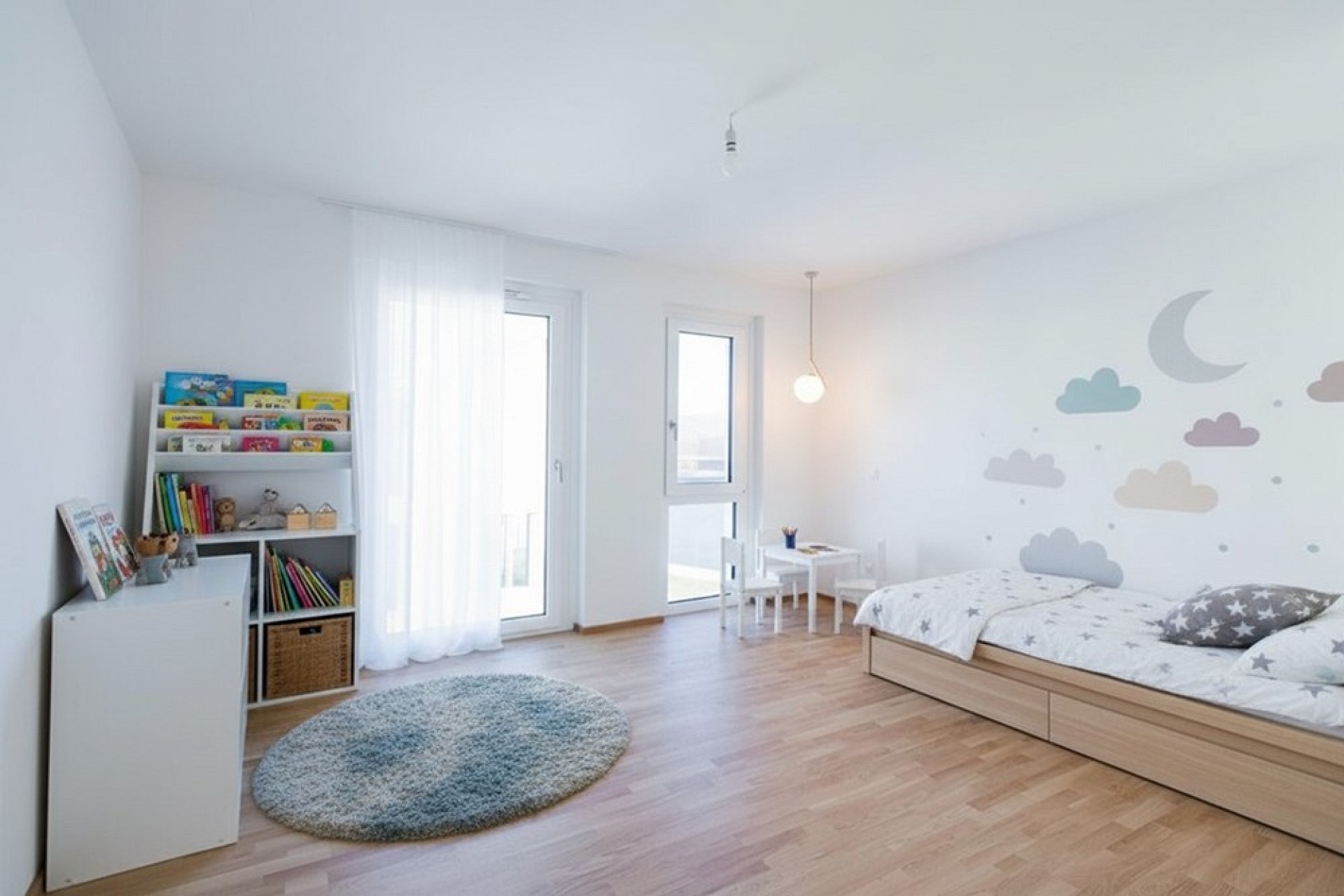 Helles Kinderzimmer mit Spielbereich