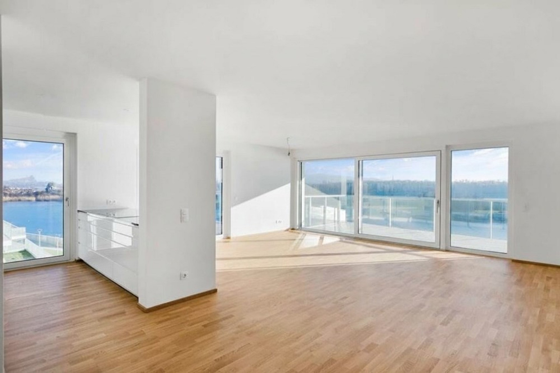 Heller leerer Wohnbereich mit Seeblick