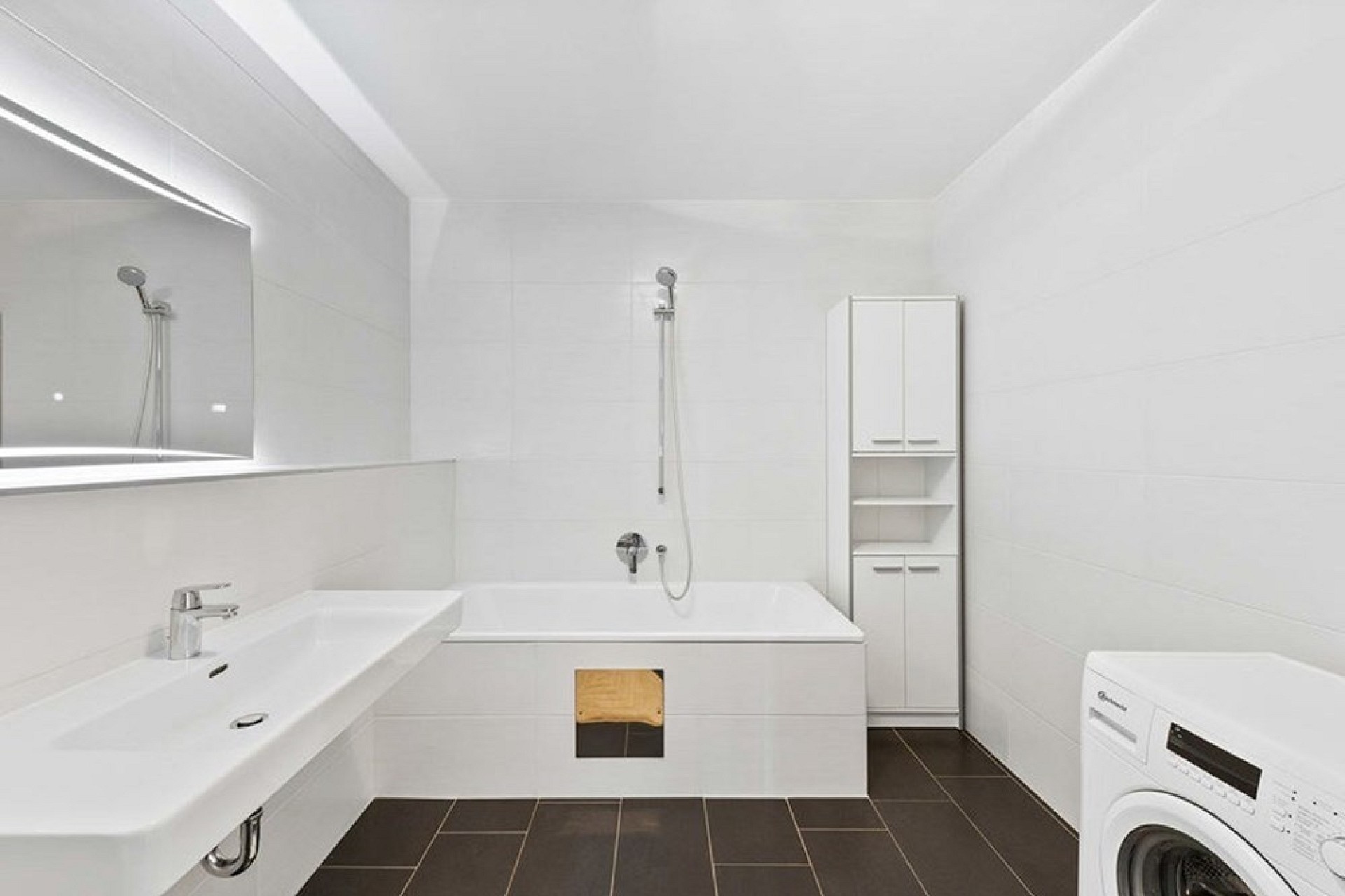 Modernes Badezimmer mit Badewanne und Doppelwaschtisch