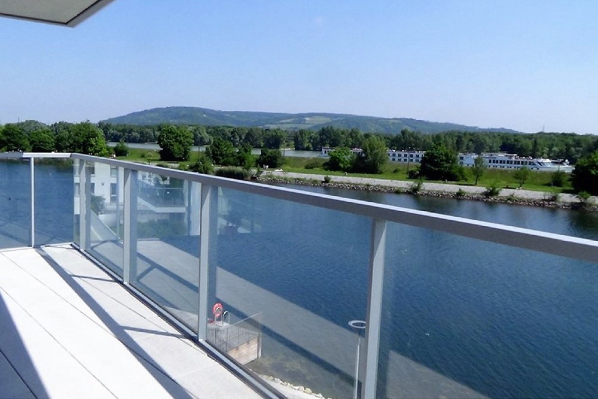Balkon mit Wasserblick