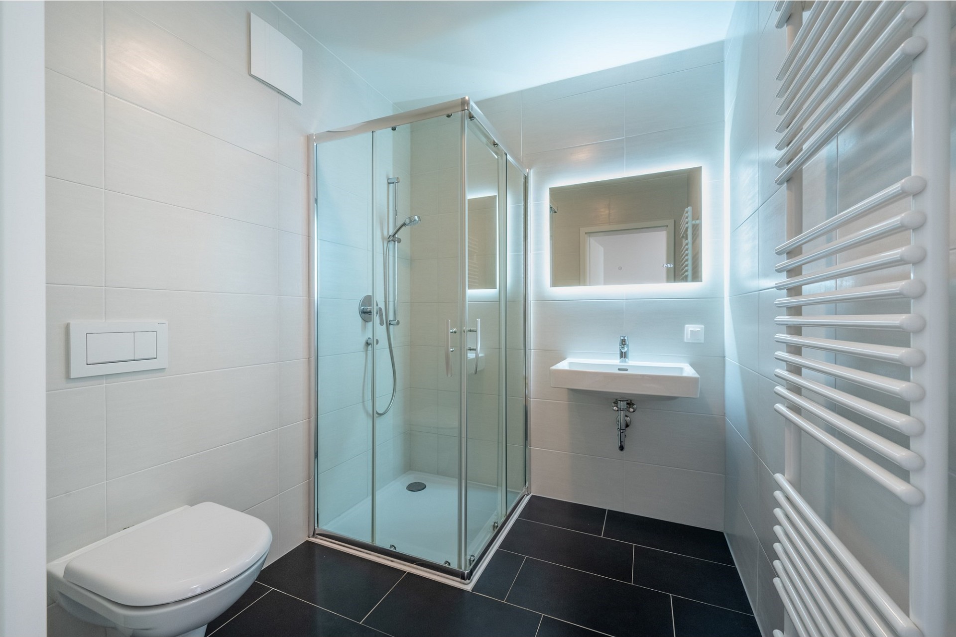 Modernes Badezimmer mit Dusche und WC