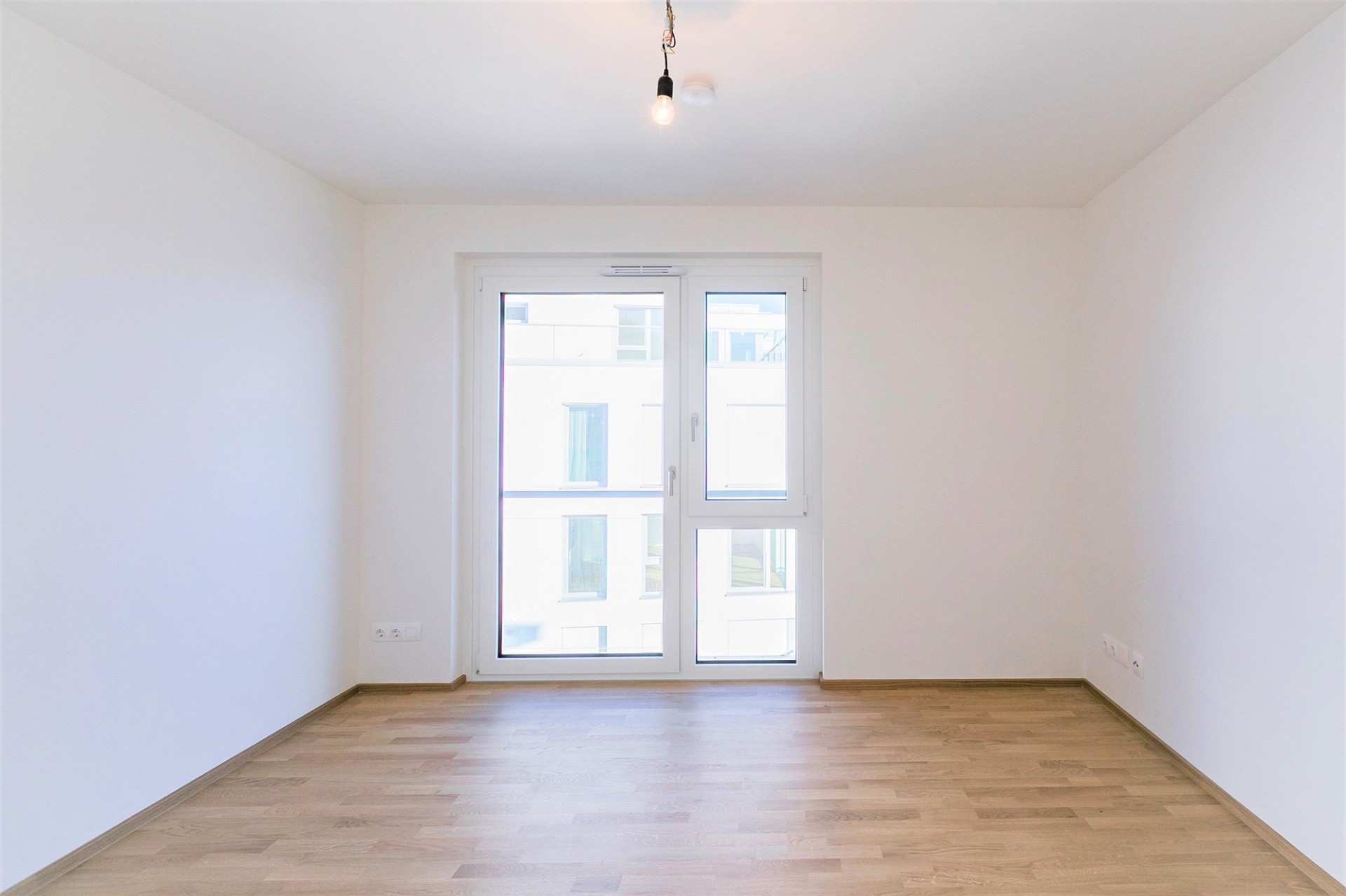 Heller leerer Raum mit Balkon-/Fenstertür
