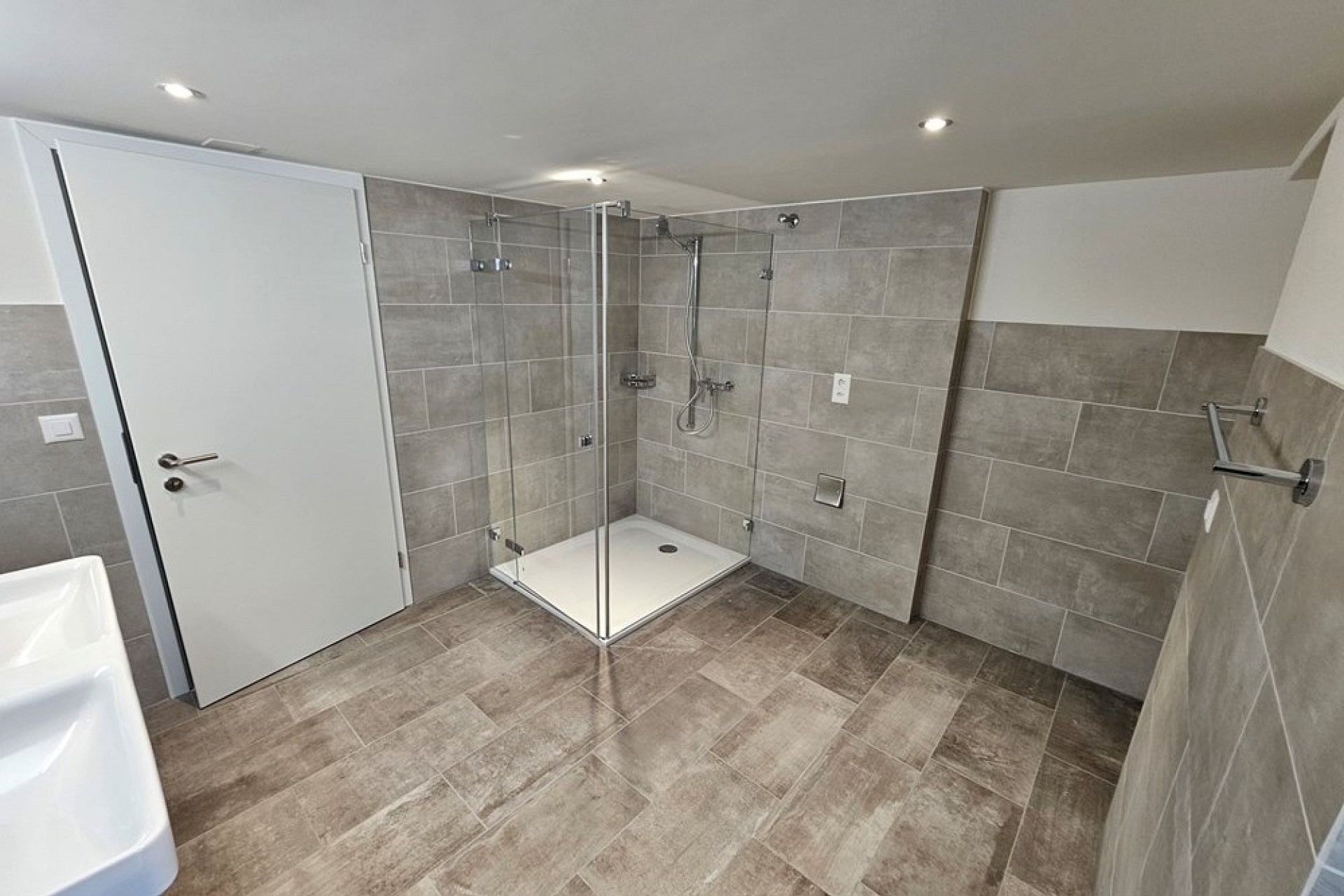Modernes Badezimmer mit Walk-in-Dusche