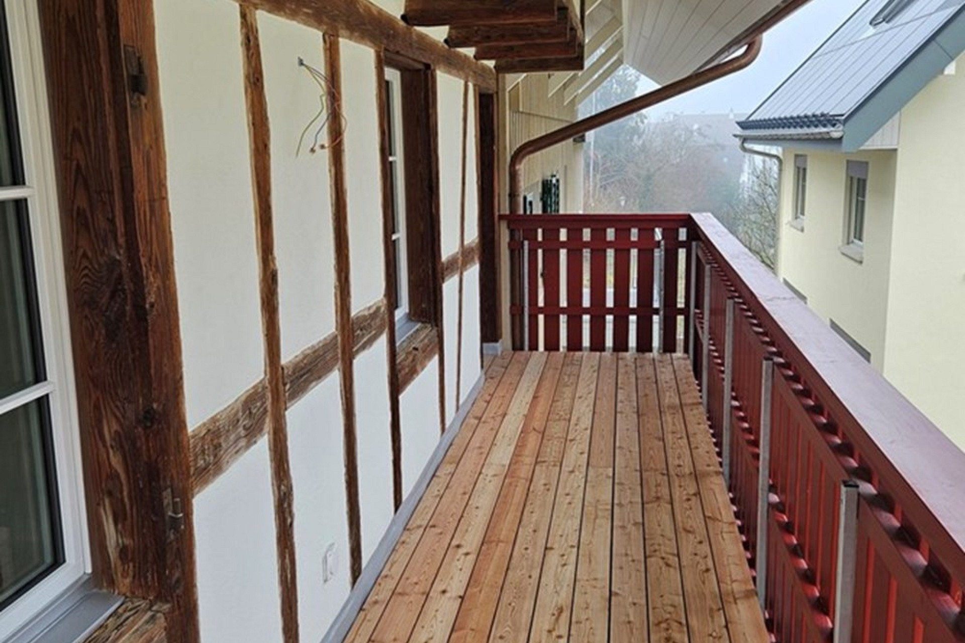 Balkon mit Holzgeländer