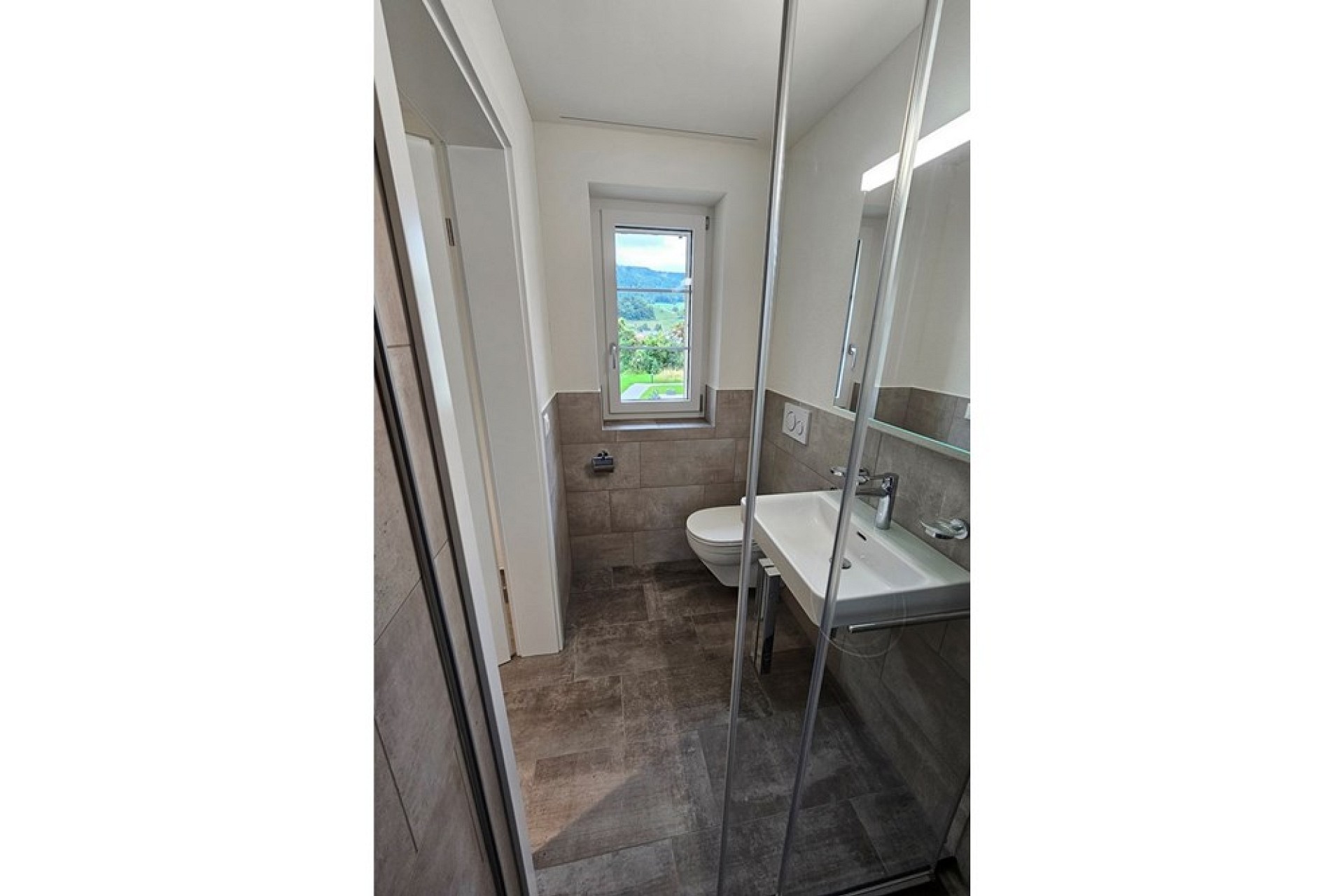 Modernes Bad mit Ausblick