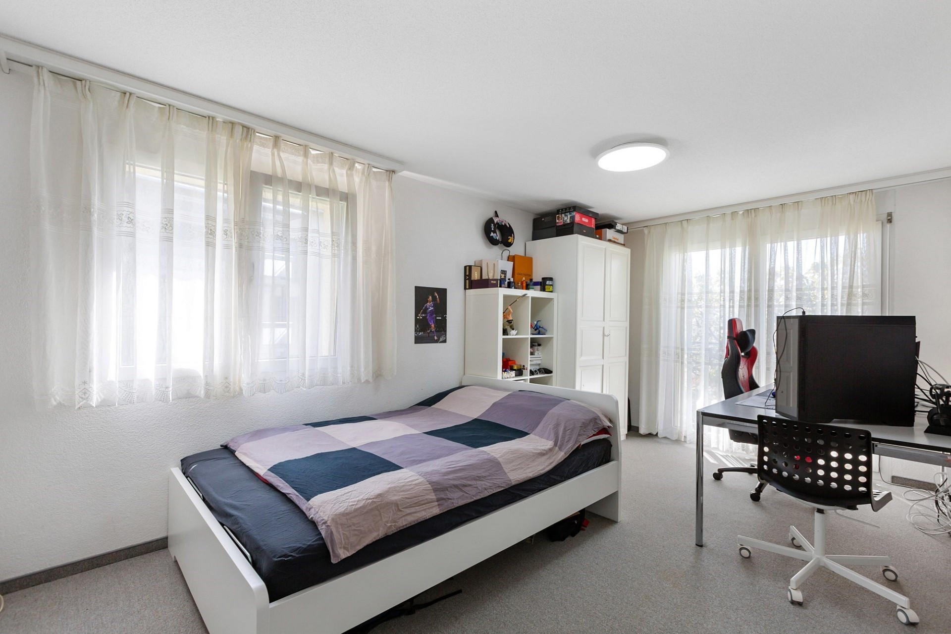 Helles Schlafzimmer mit Arbeitsbereich