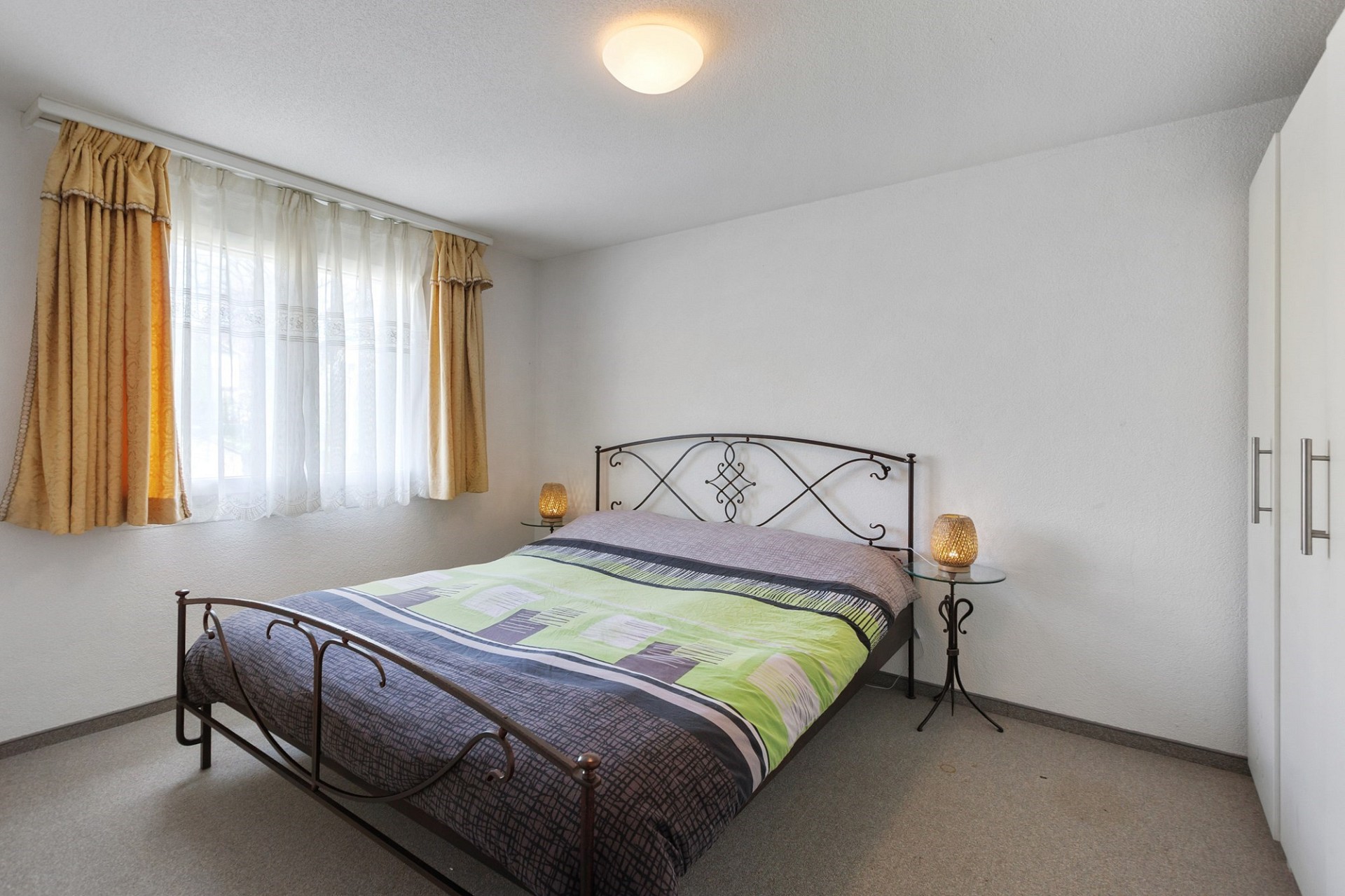 Schlichtes Schlafzimmer mit Doppelbett