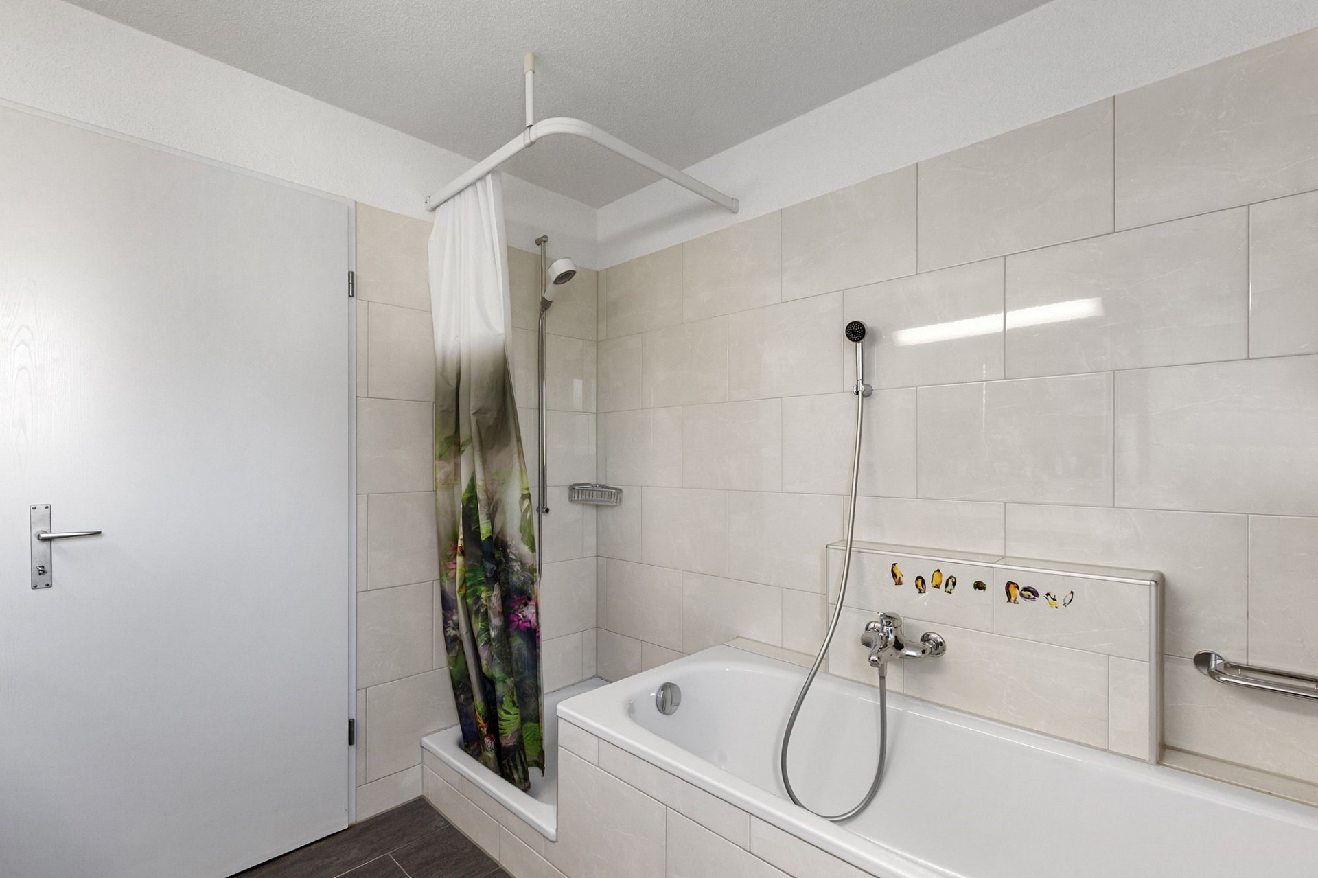 Modernes Badezimmer mit Badewanne und Dusche