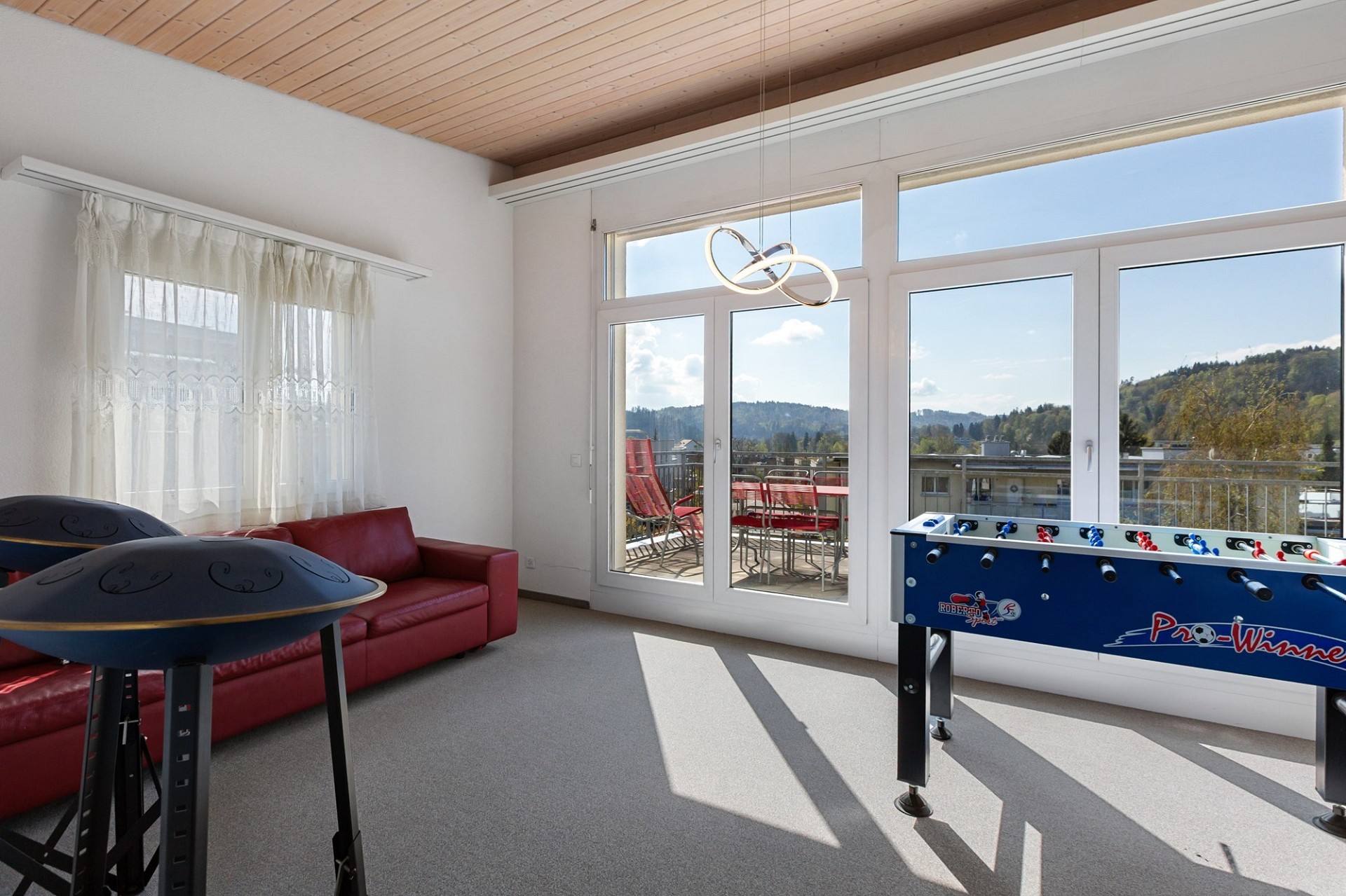 Heller Wohnraum mit Zugang zum Balkon
