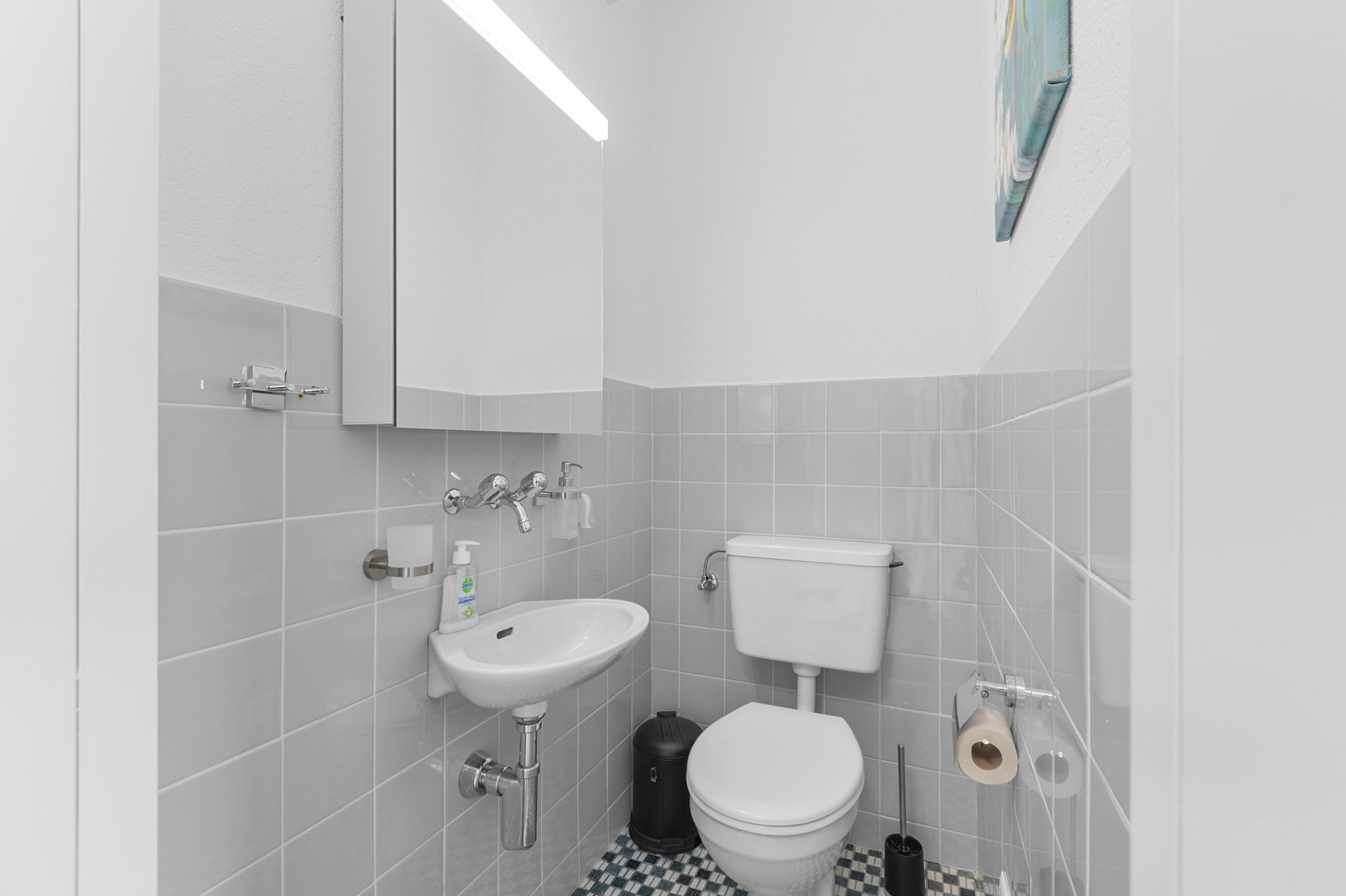 Kleines WC mit Waschbecken