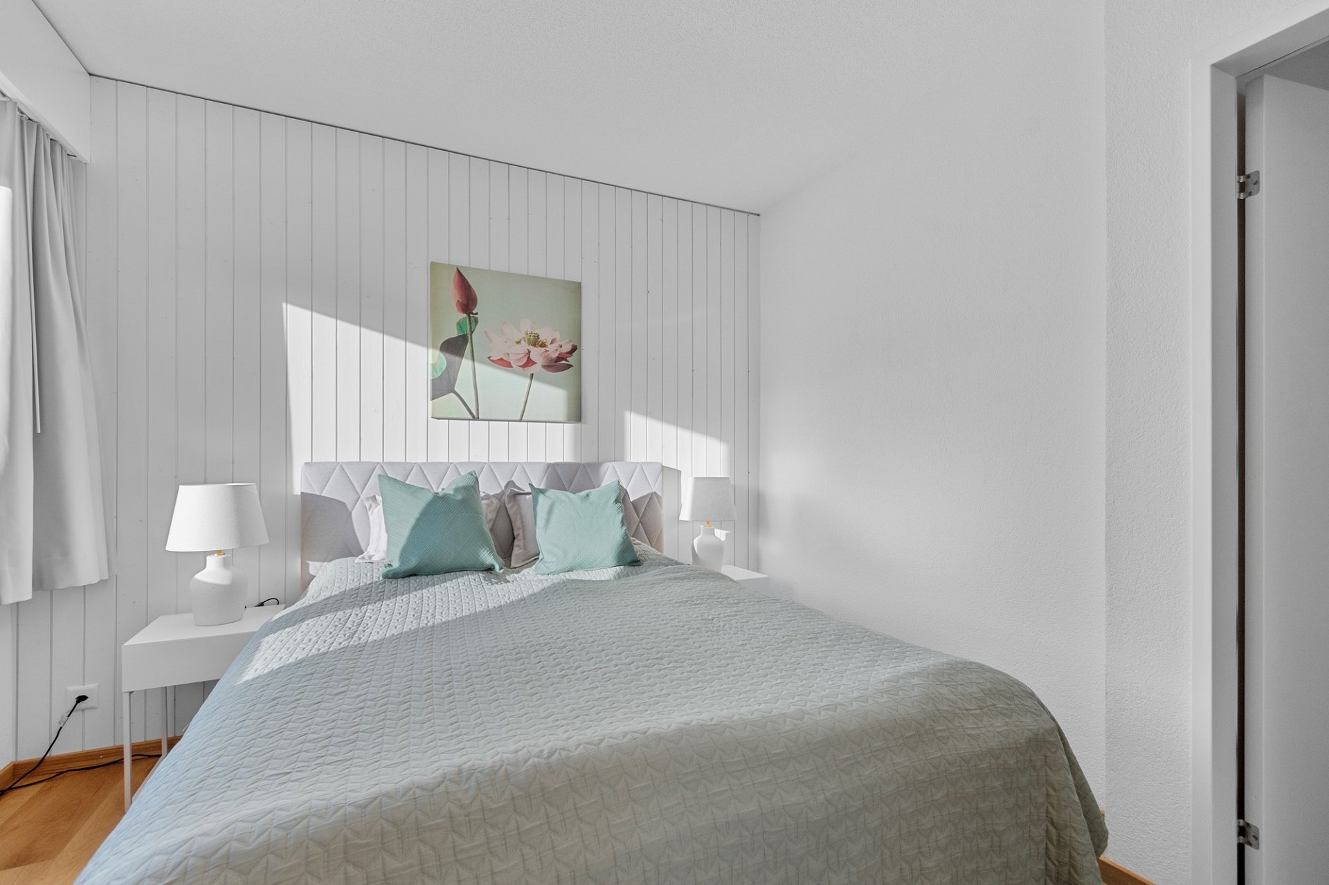 Helles Schlafzimmer mit minimalistischer Einrichtung