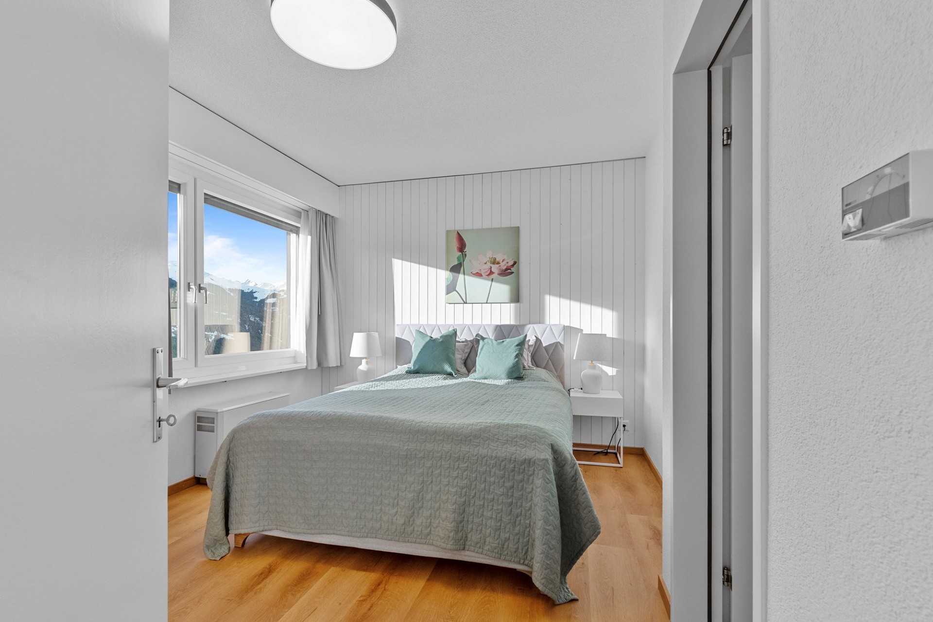 Helles Schlafzimmer mit Bergblick