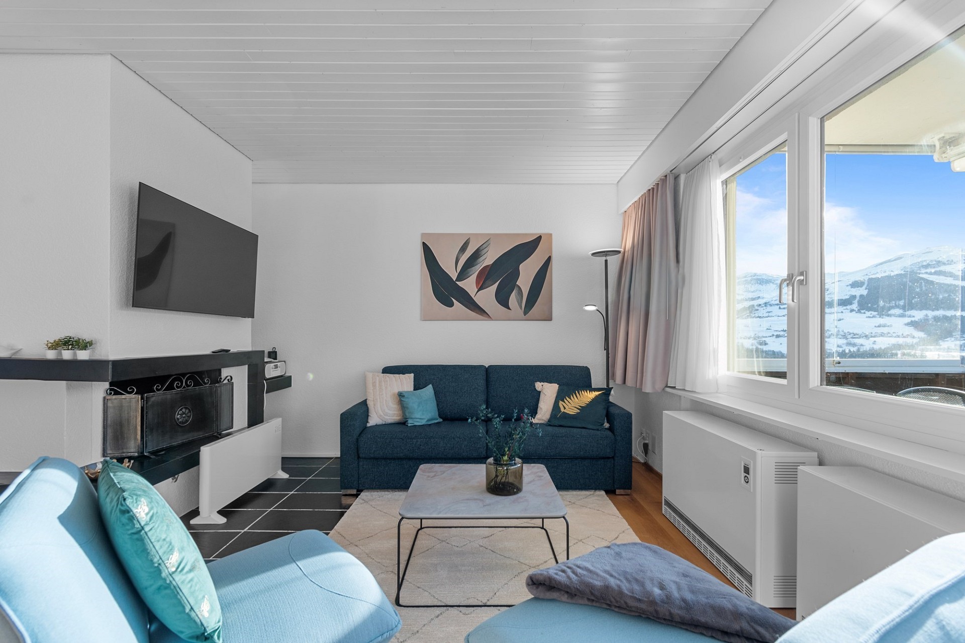 Gemütliches Wohnzimmer mit Bergblick
