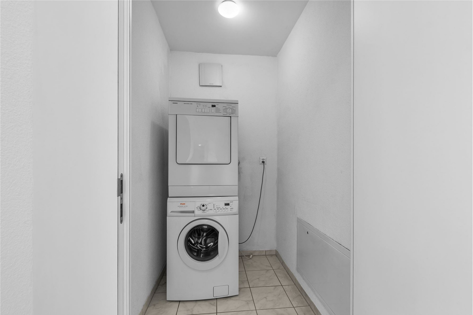 Hauswirtschafts-/Abstellraum mit Waschmaschine und Trockner
