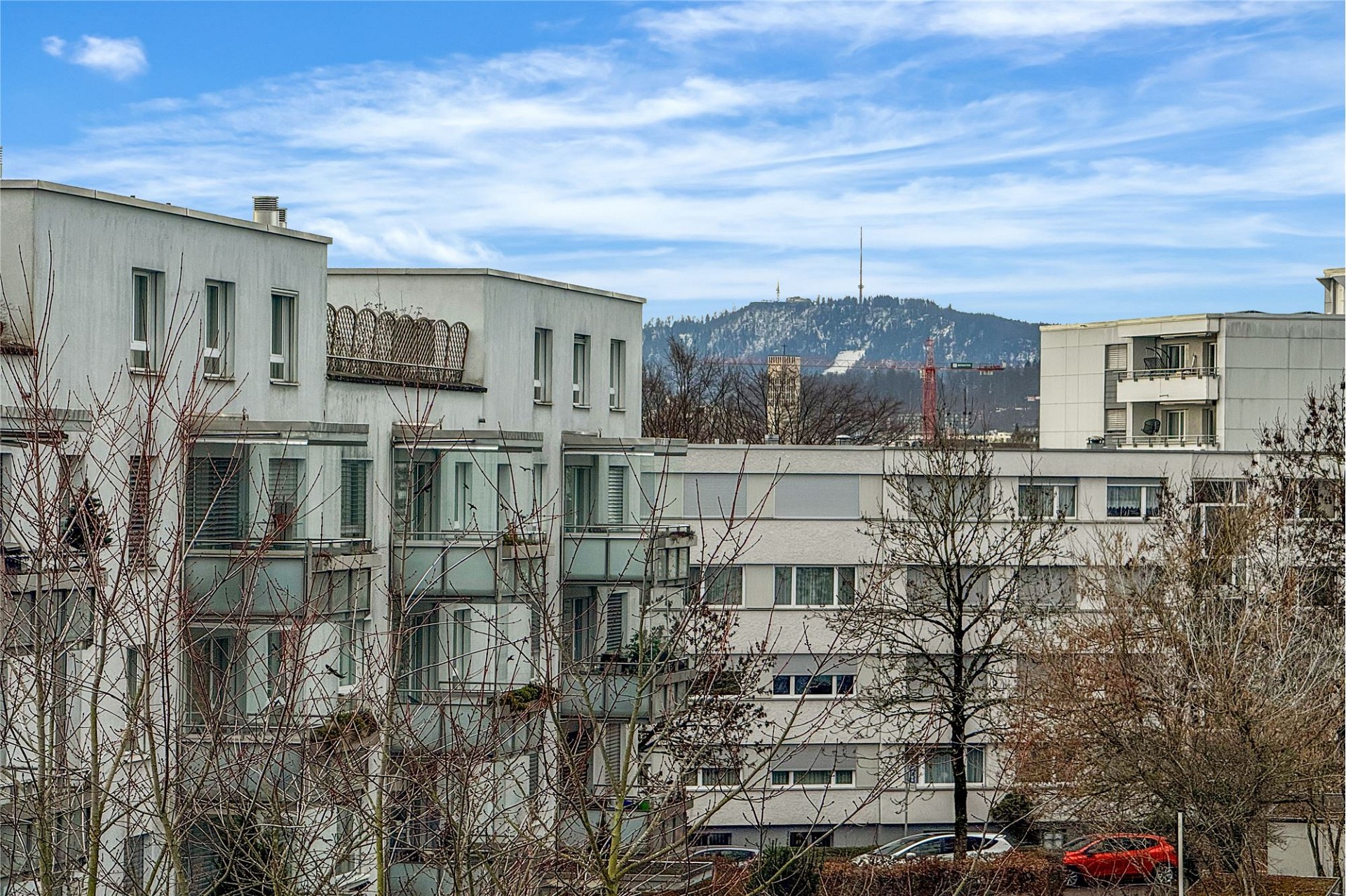 Städtische Wohnanlage mit Bergblick