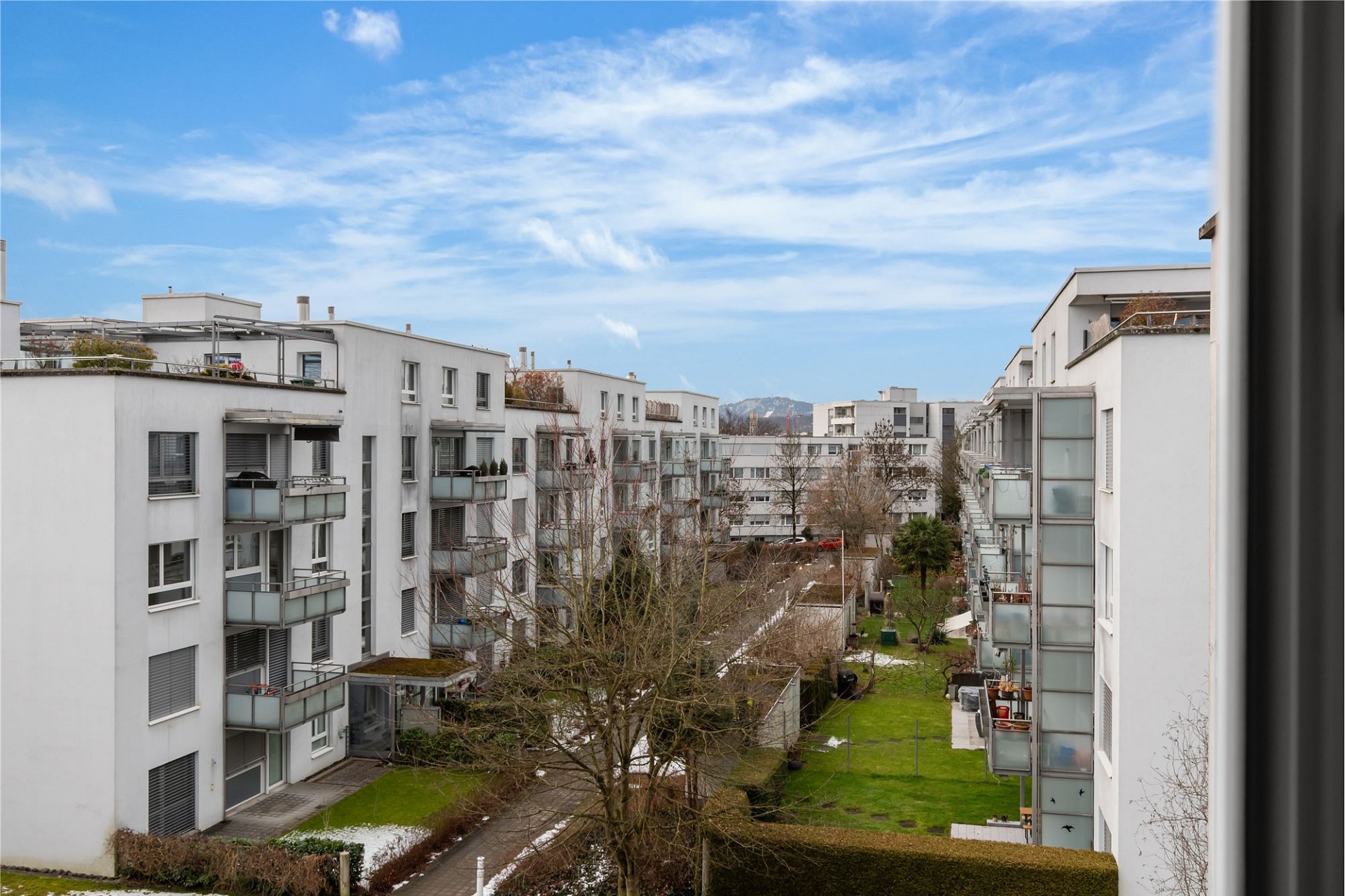 Blick auf einen Innenhof mit Wohngebäuden