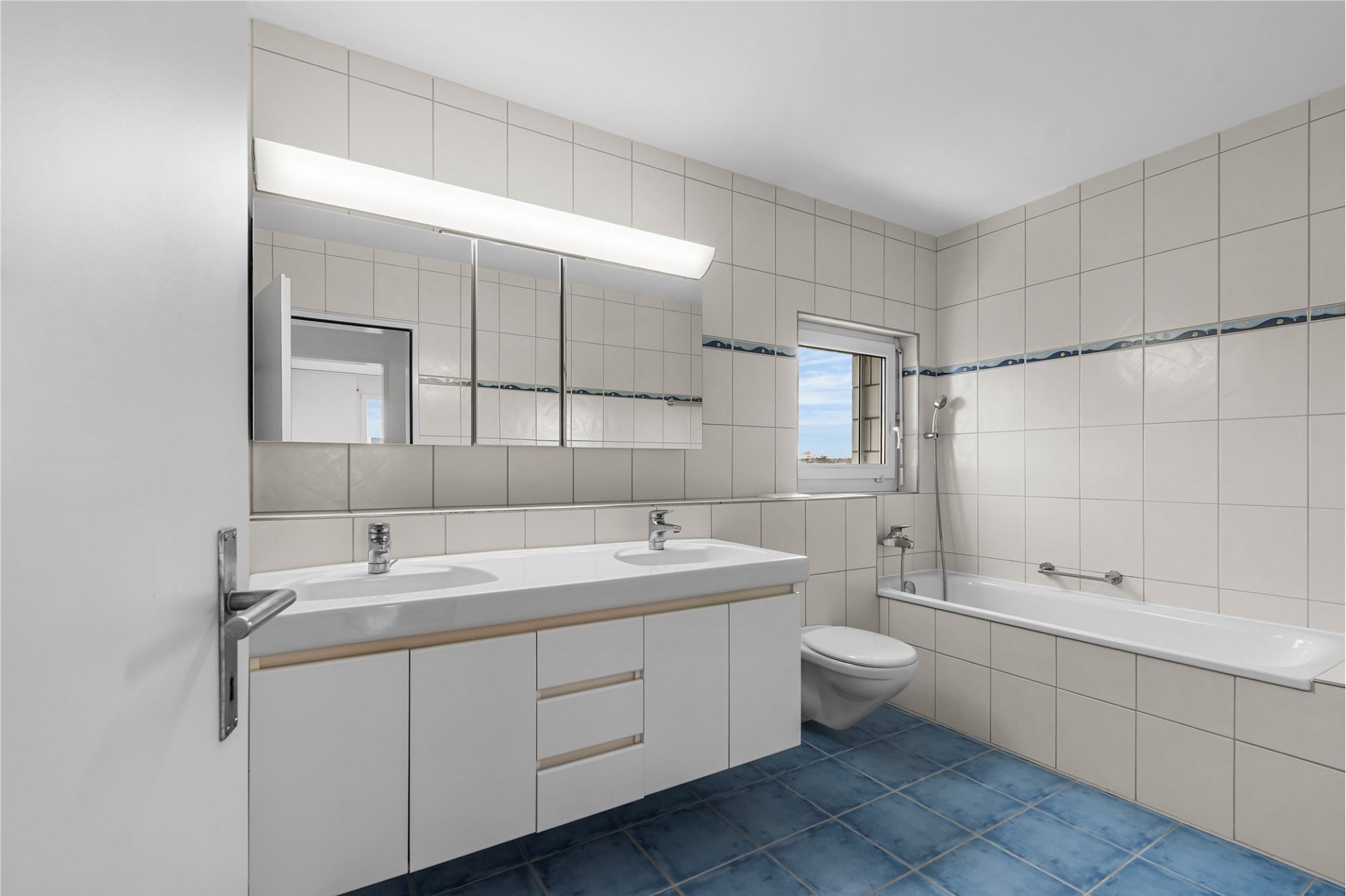 Modernes Badezimmer mit Badewanne und Doppelwaschtisch