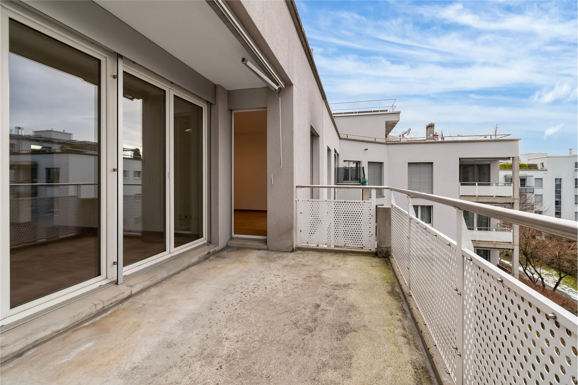 Große moderne Terrasse mit Stadtblick