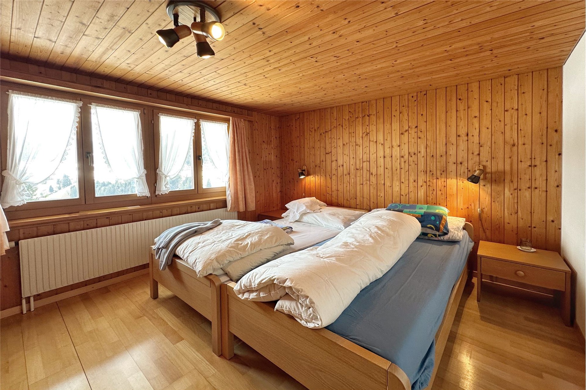 Gemütliches Schlafzimmer mit Holzverkleidung