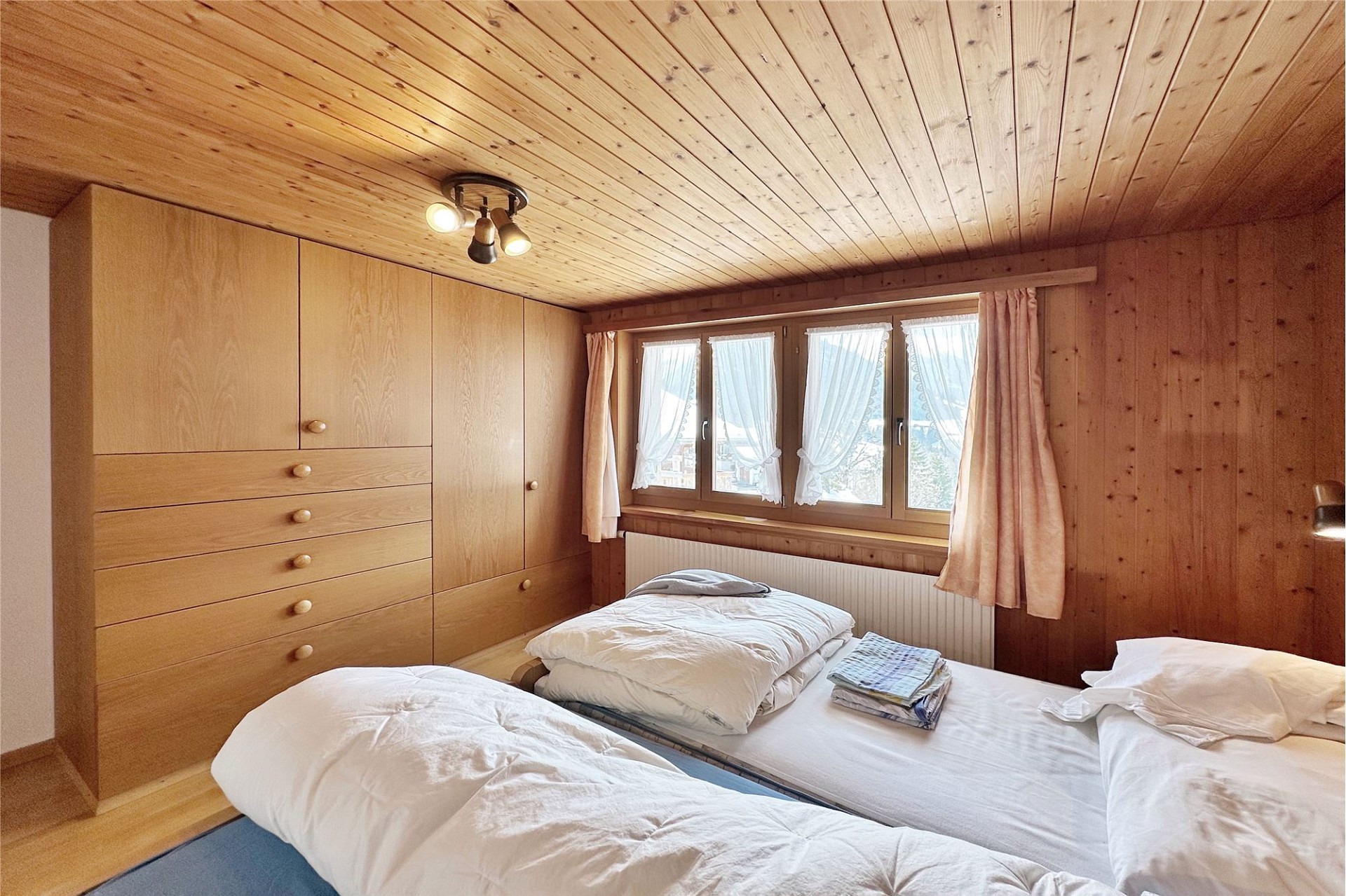 Gemütliches Schlafzimmer mit viel Holz