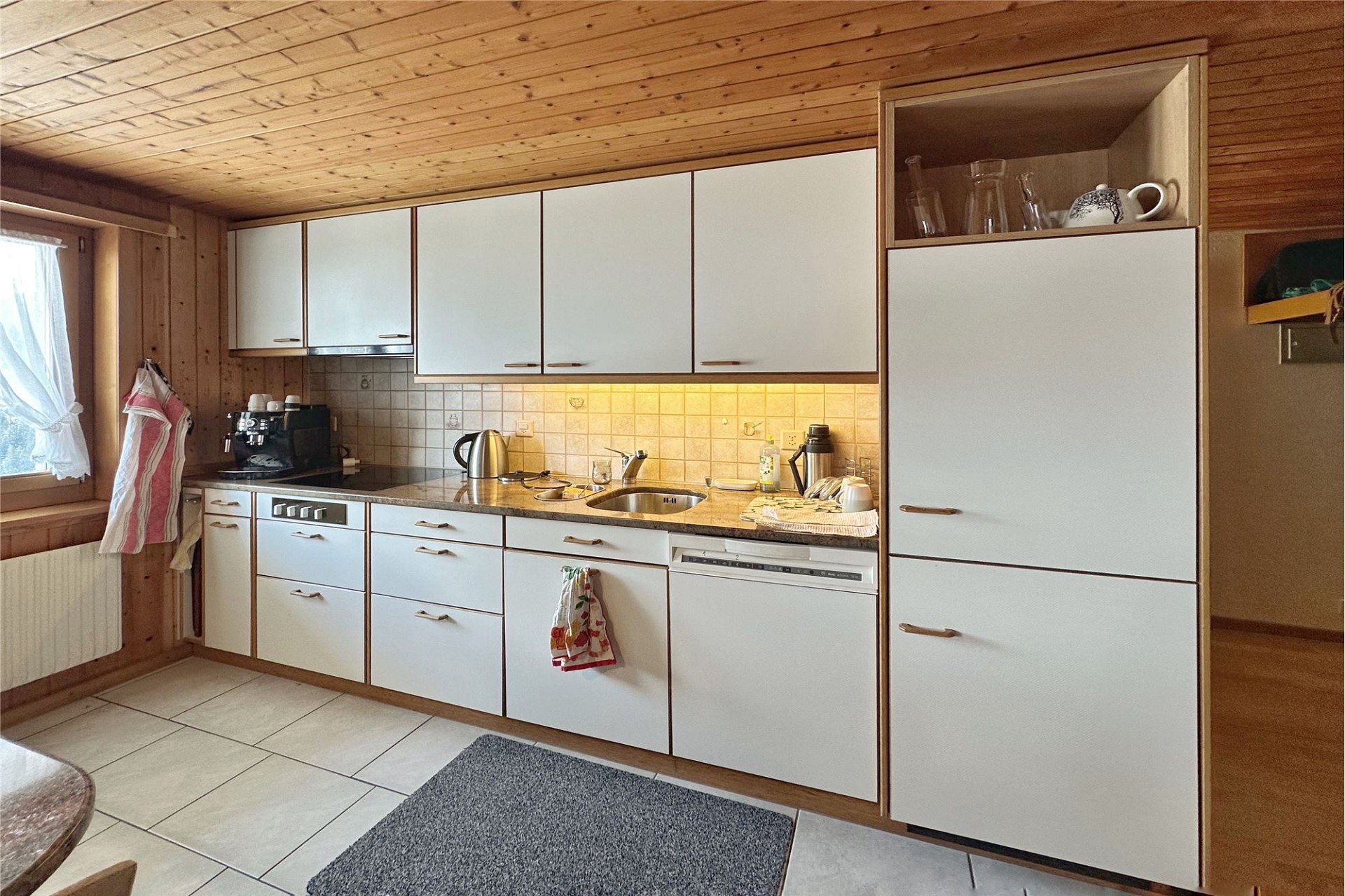 Gemütliche Holzküche mit weißen Fronten