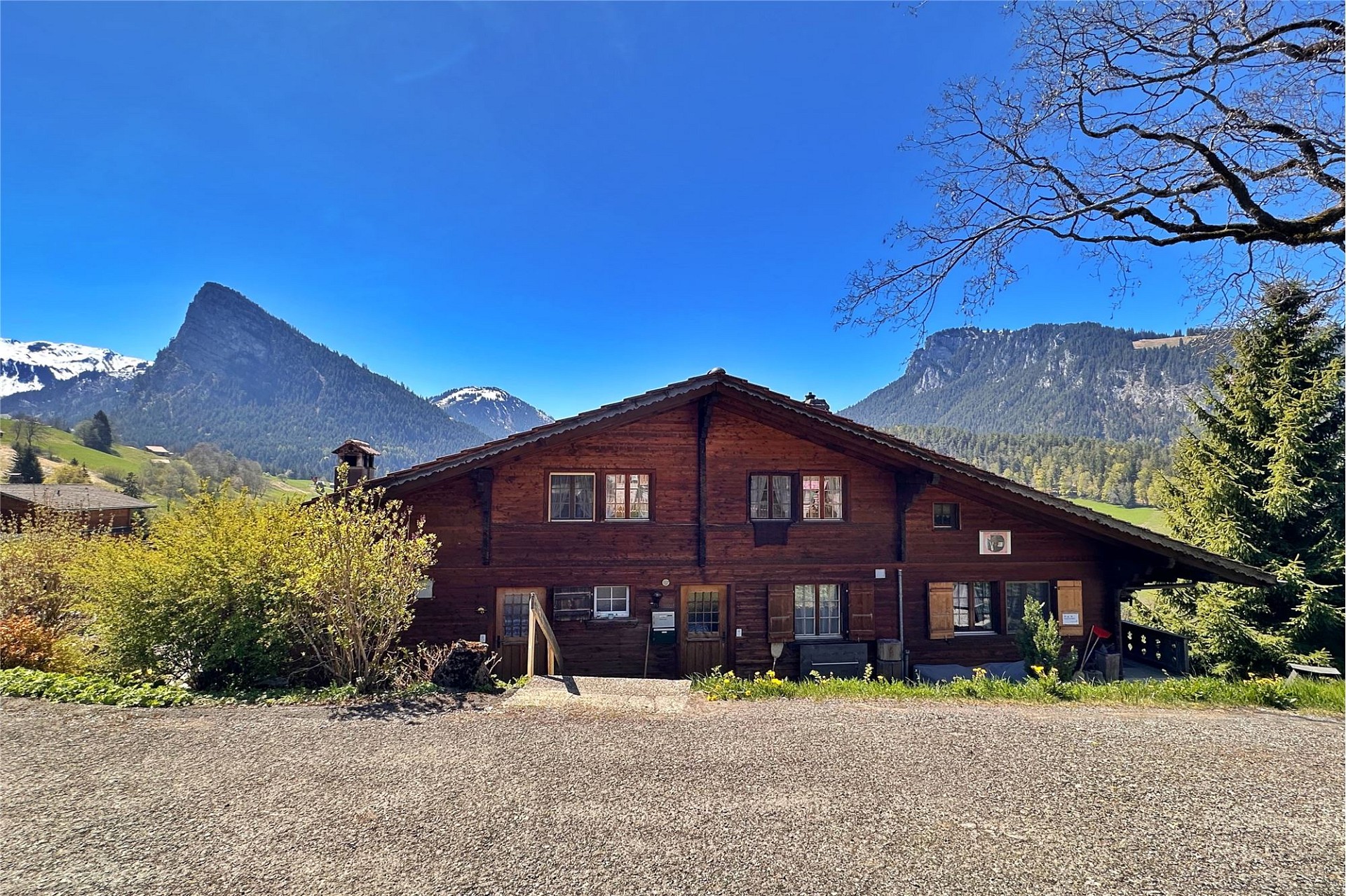Alpenhaus mit Bergpanorama