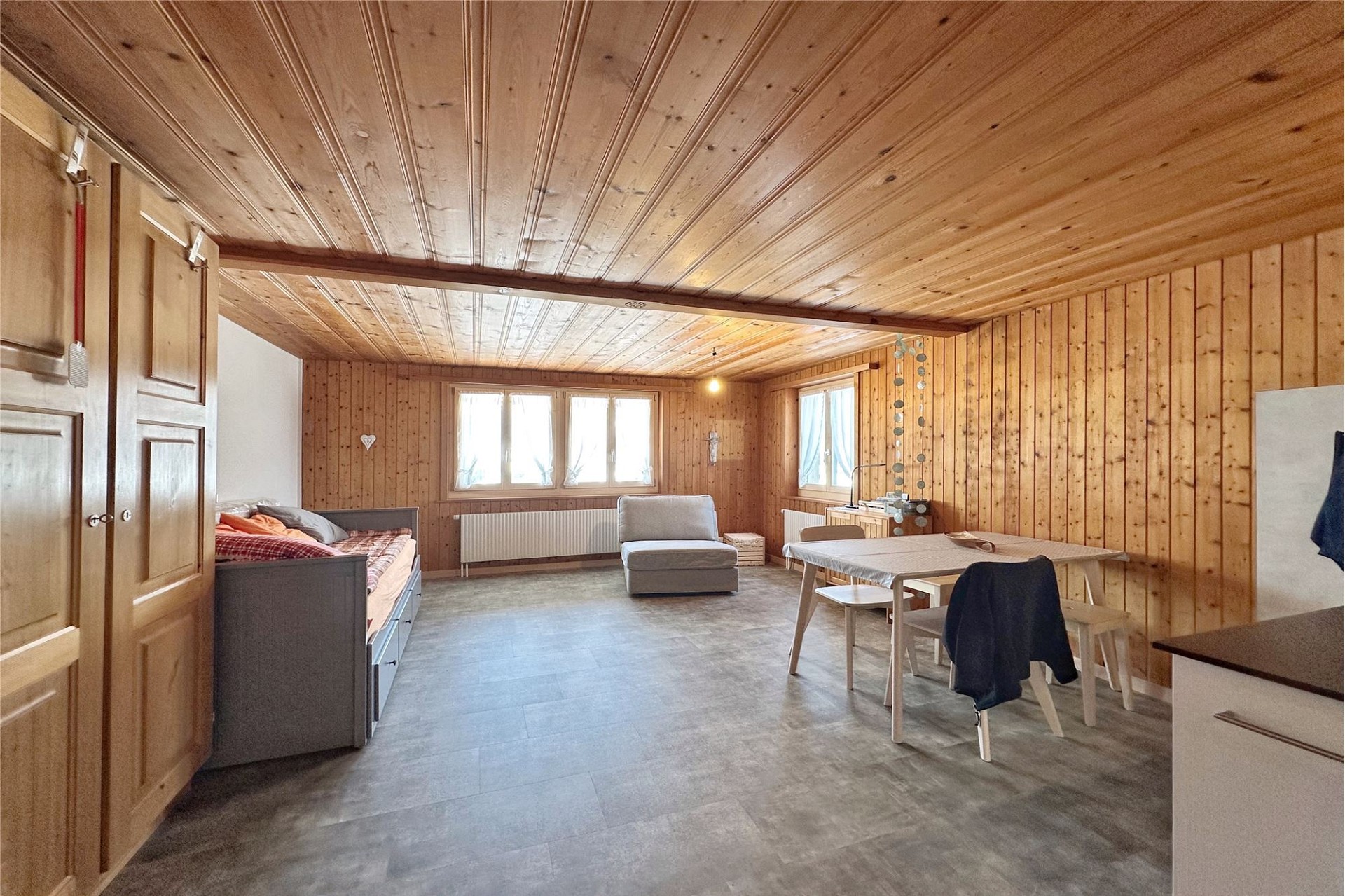 Gemütliches Holzraum mit Schlaf- und Essbereich