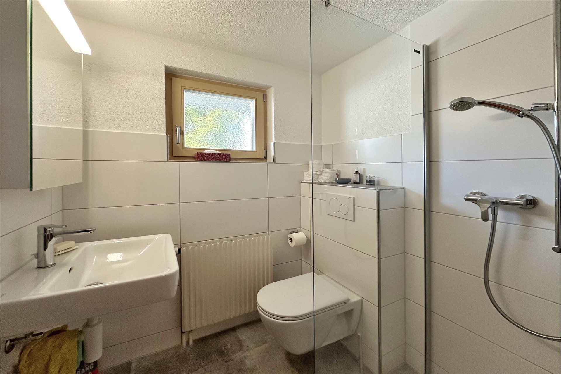 Modernes Badezimmer mit Dusche und WC