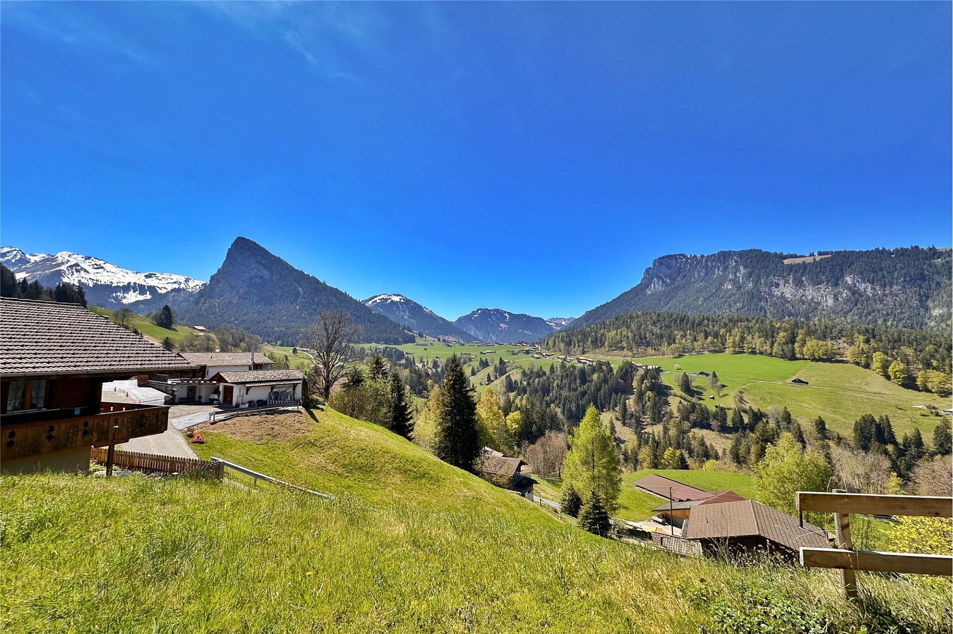Alpenpanorama mit Bergtal und Chalets