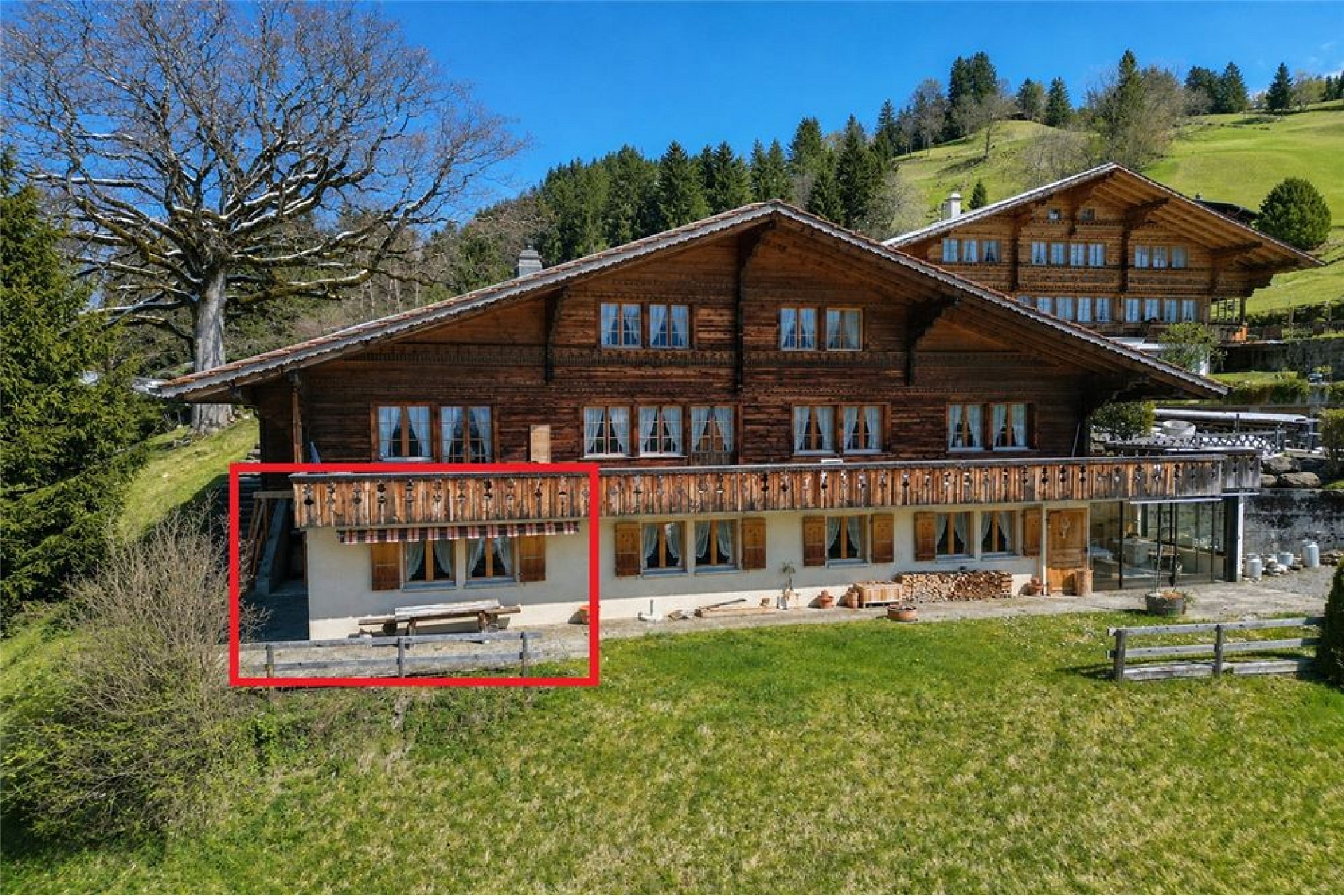 Alpines Holzchalet mit Balkon