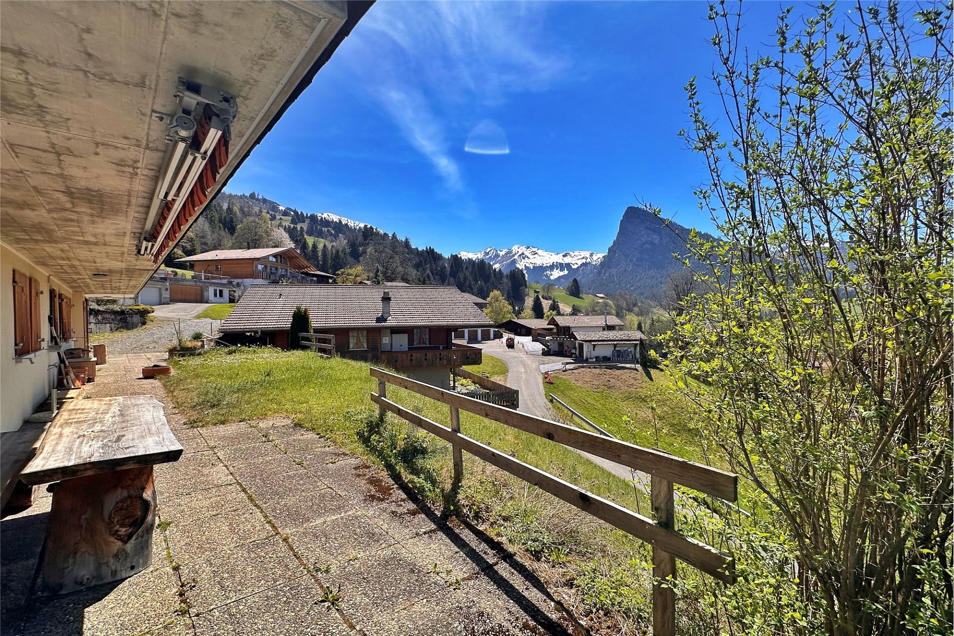 Alpen-Terrasse mit Bergblick