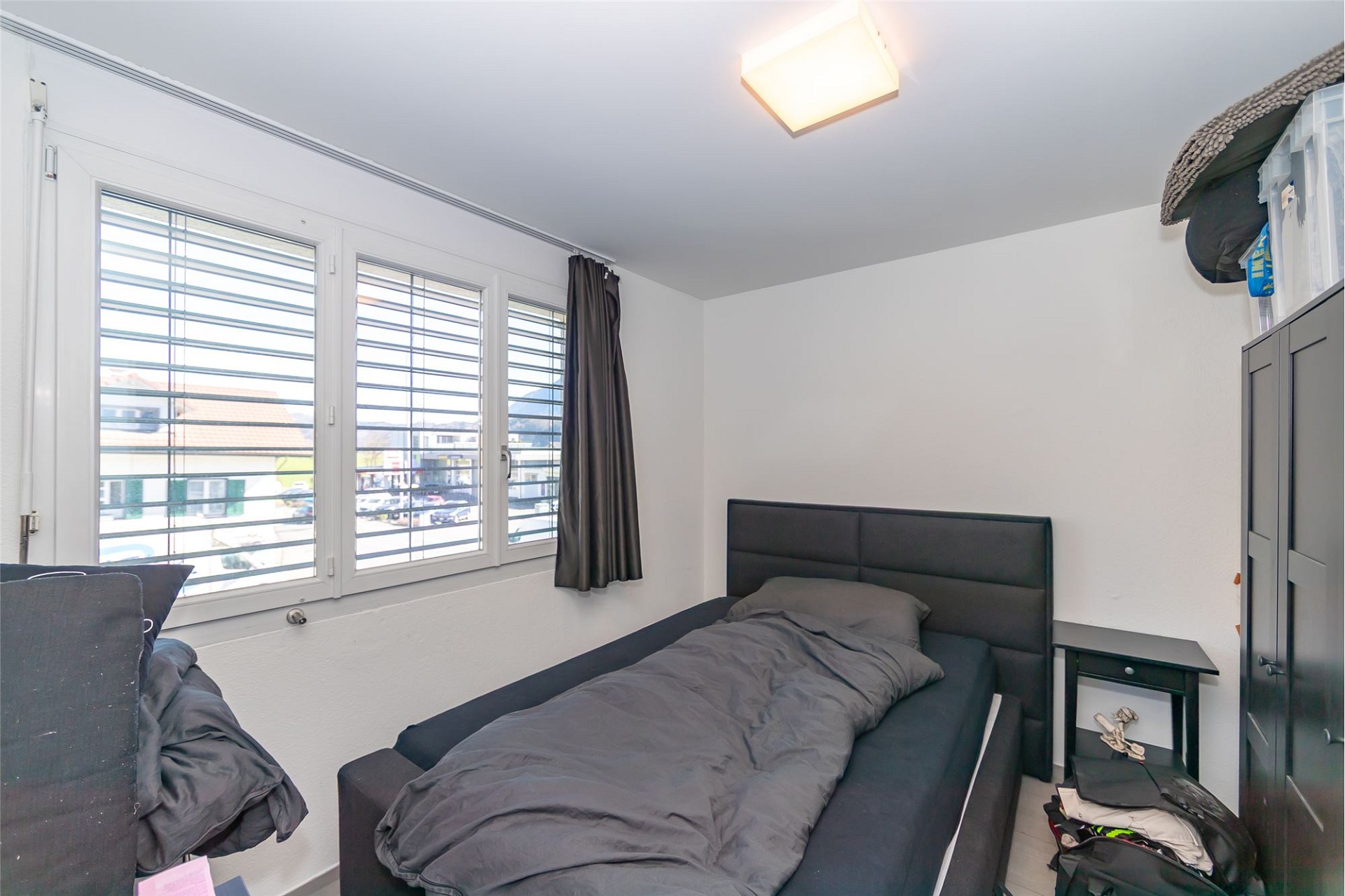 Kleines Schlafzimmer mit Einzelbett