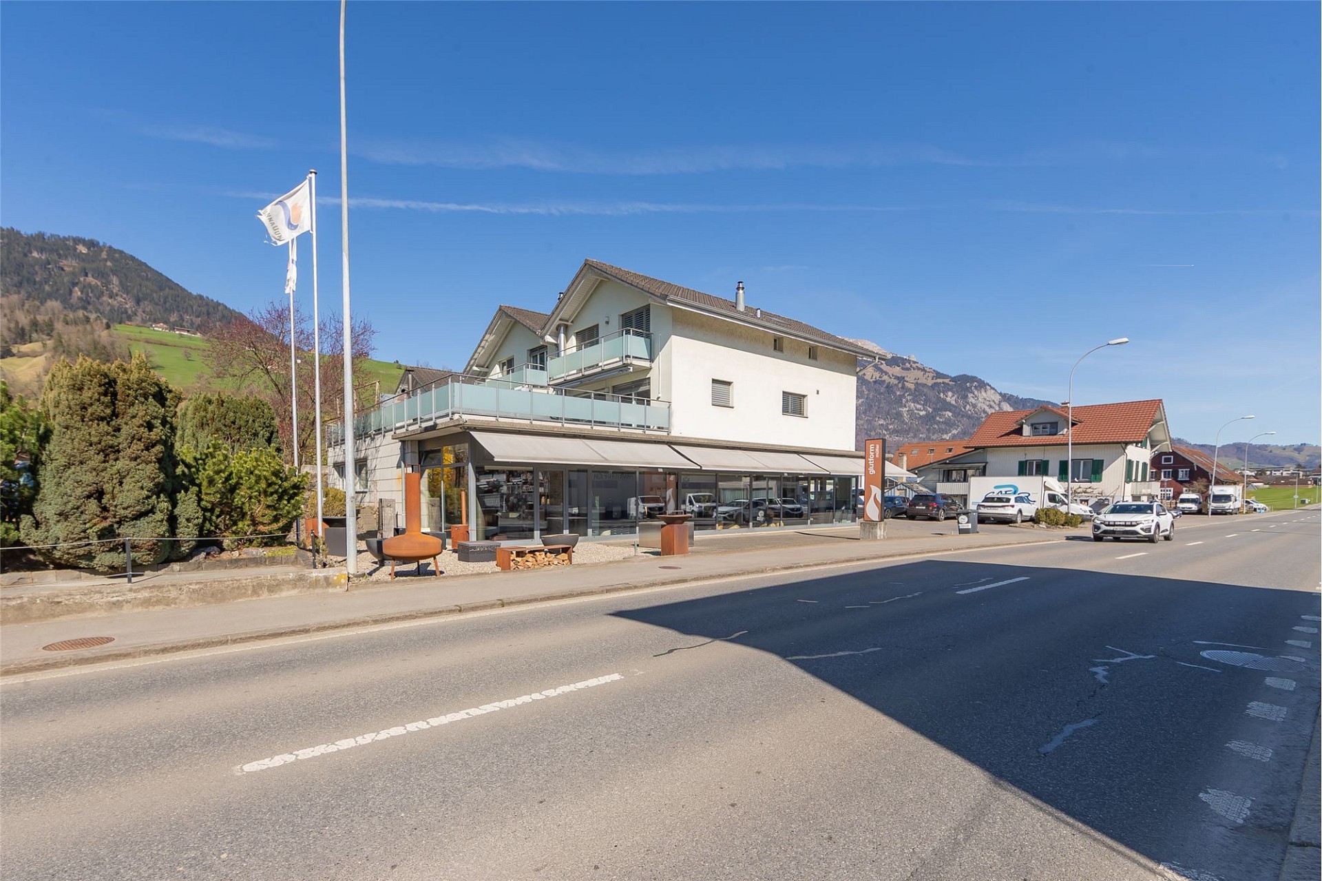 Gewerbe- und Wohngebäude an der Straße