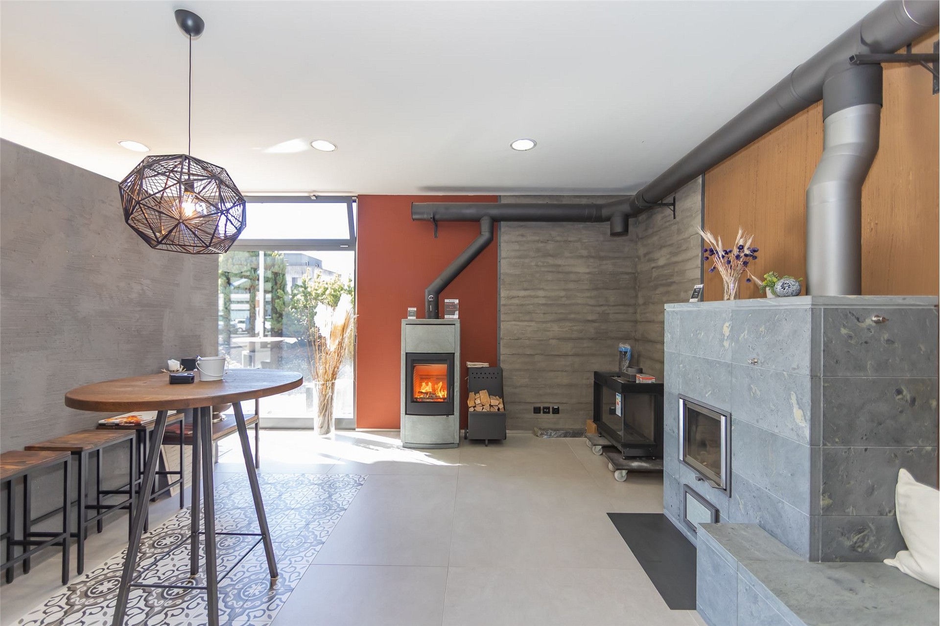 Moderner Wohnraum mit Kamin und Ofen