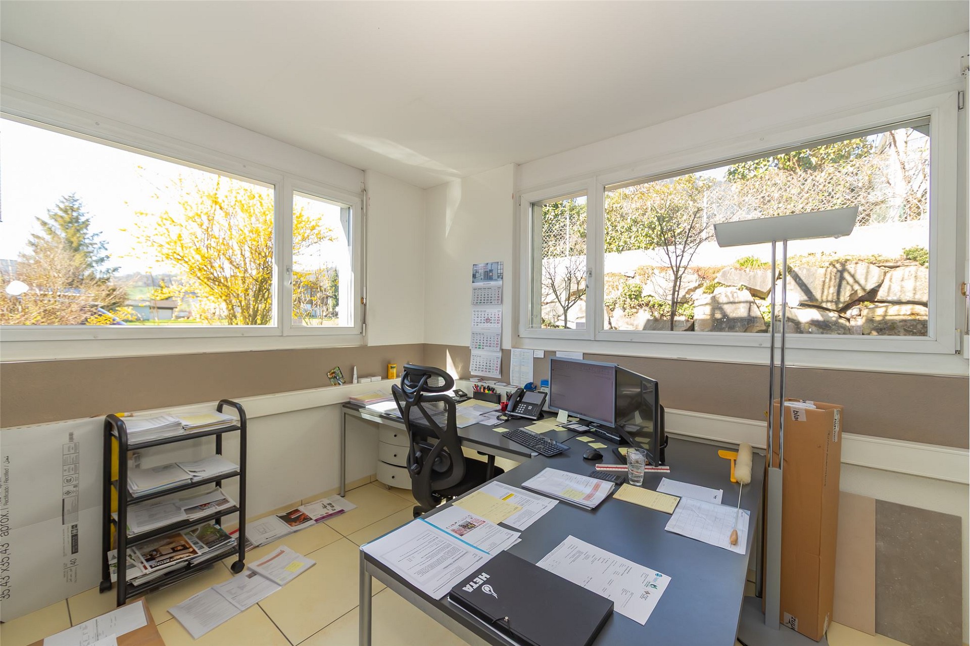 Helles Büro mit Gartenblick