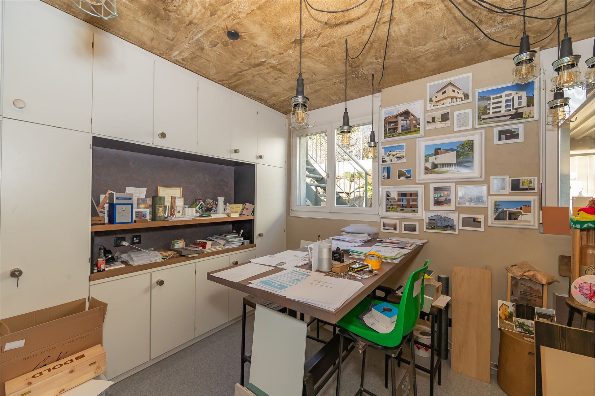 Arbeitszimmer mit Regalen und Arbeitstisch