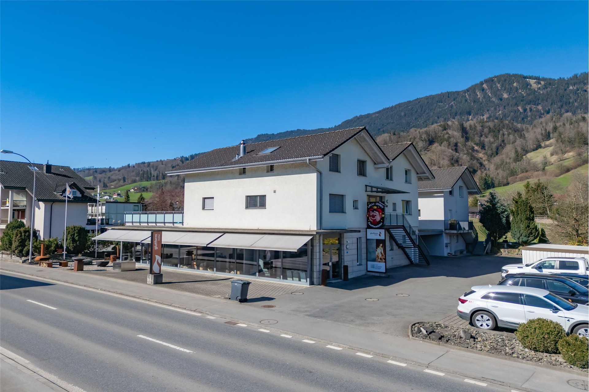 Gewerbe- und Wohngebäude in Berglage