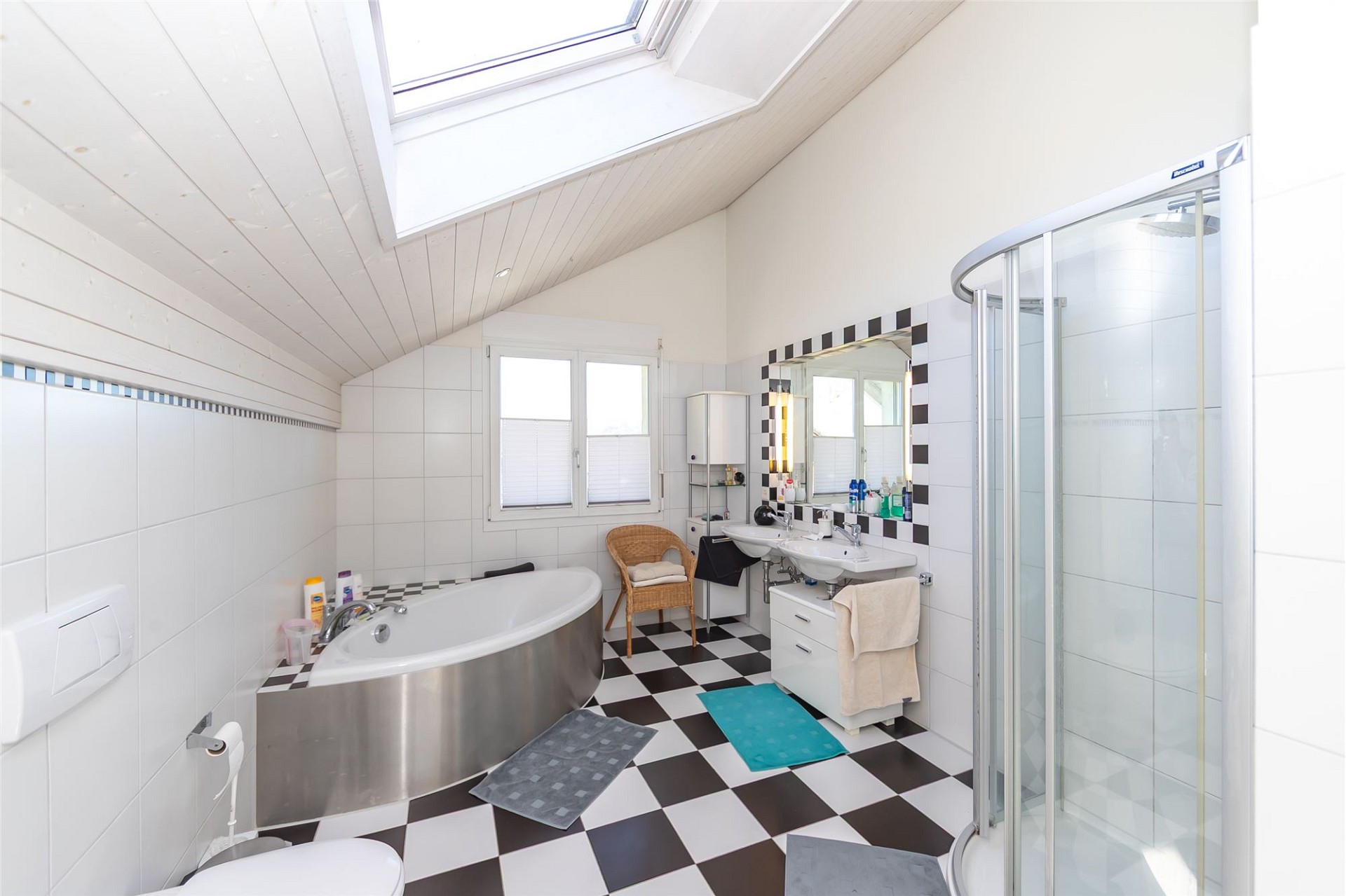 Helles Dachgeschoss-Badezimmer mit Badewanne und Dusche
