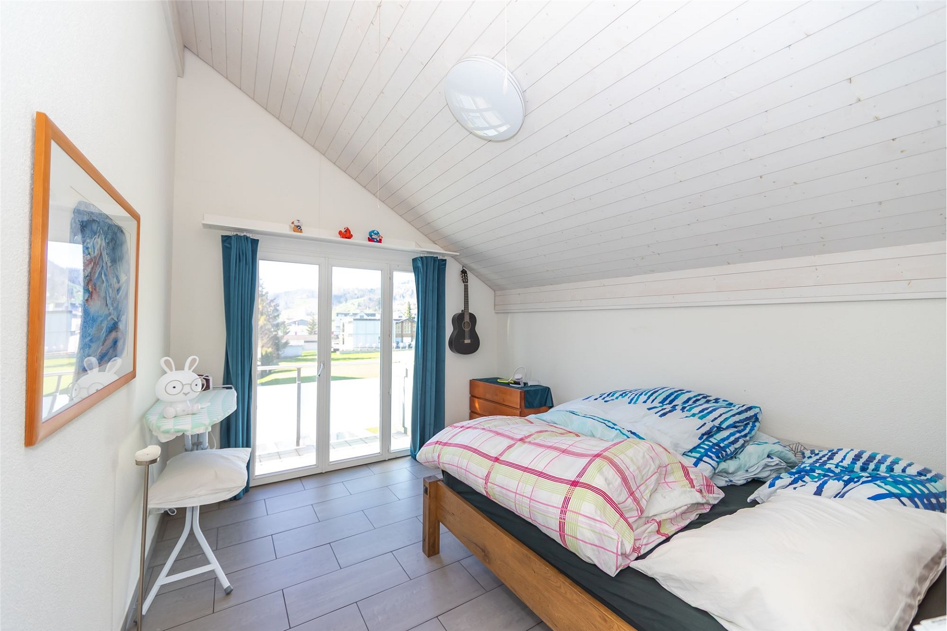 Dachgeschoss-Schlafzimmer mit Balkonzugang