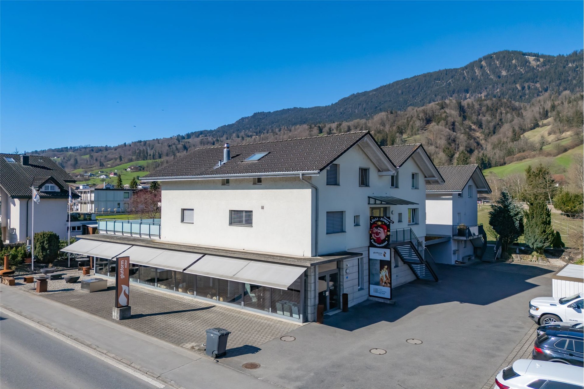 Alpines Gebäude mit Geschäft im Erdgeschoss