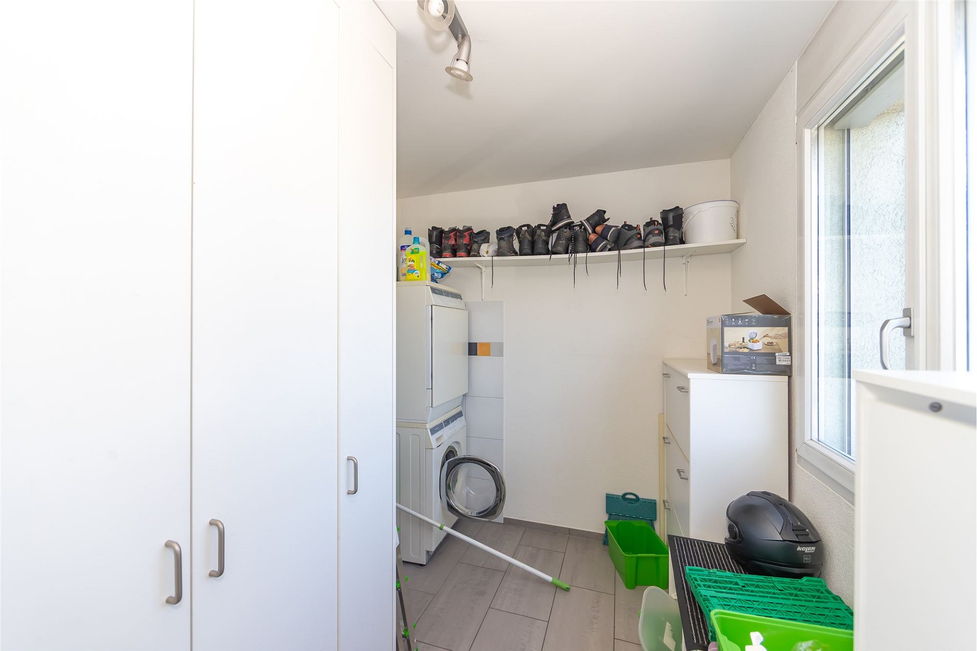 Hauswirtschaftsraum mit Stauraum und Waschmaschine