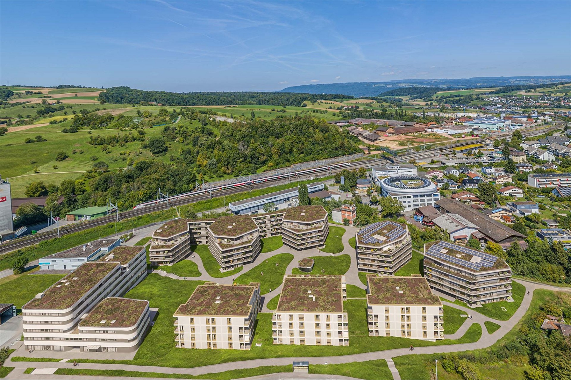Luftaufnahme einer Wohnanlage mit begrünten Dächern