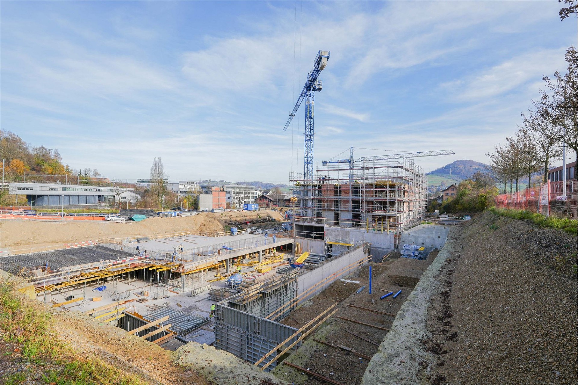Baustelle mit Kran und Rohbau