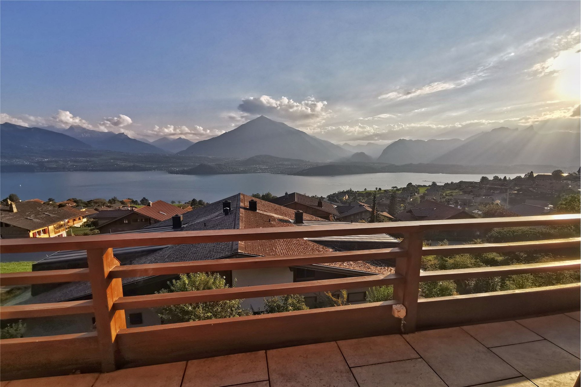Balkon mit Seeblick und Bergpanorama