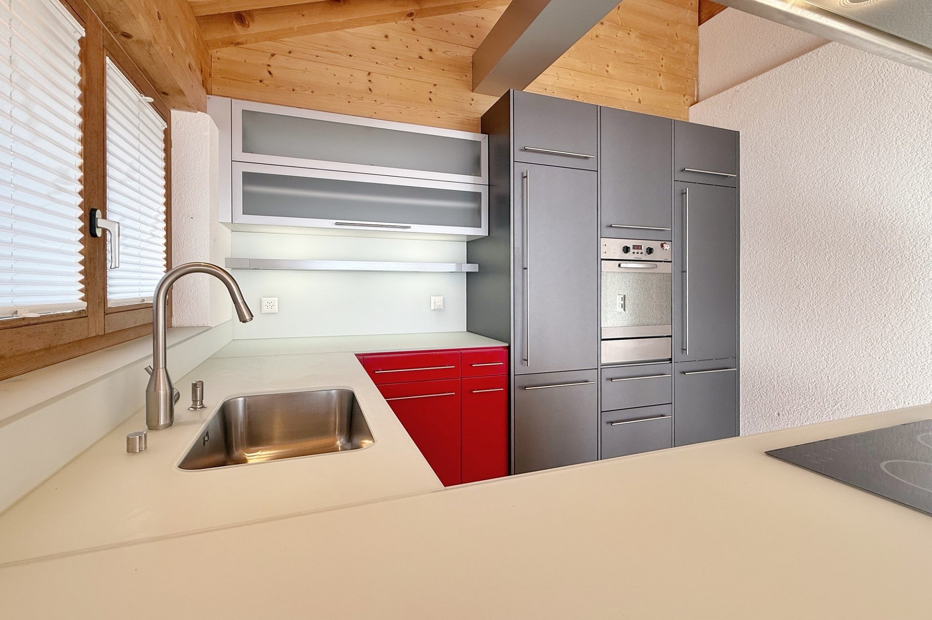 Moderne Küche mit Holzdecke